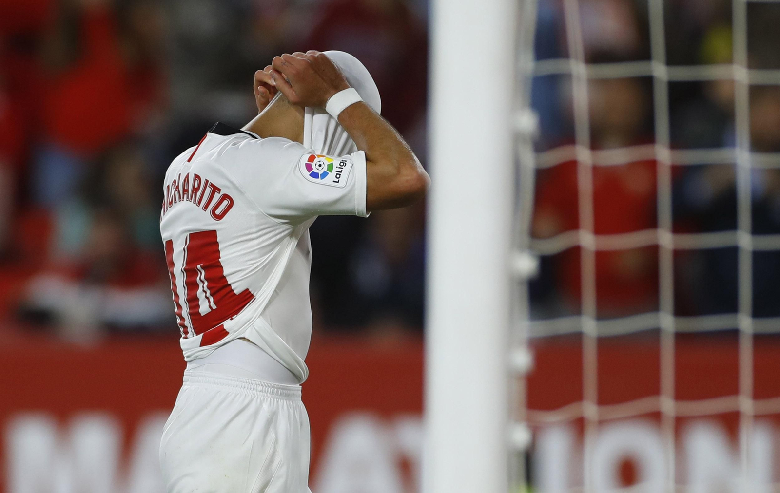 Chicharito lamenta una ocasión desperdiciada en un partido con el Sevilla.
