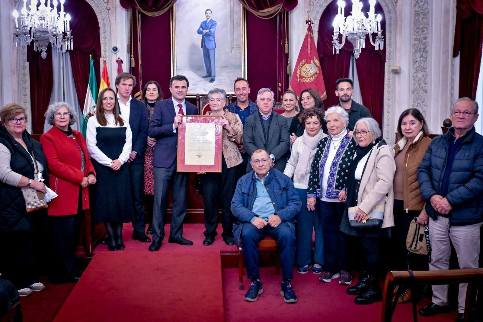 Foto de familia tras la entrega del premio en el Salón de Plenos del Ayuntamiento de Cádiz.