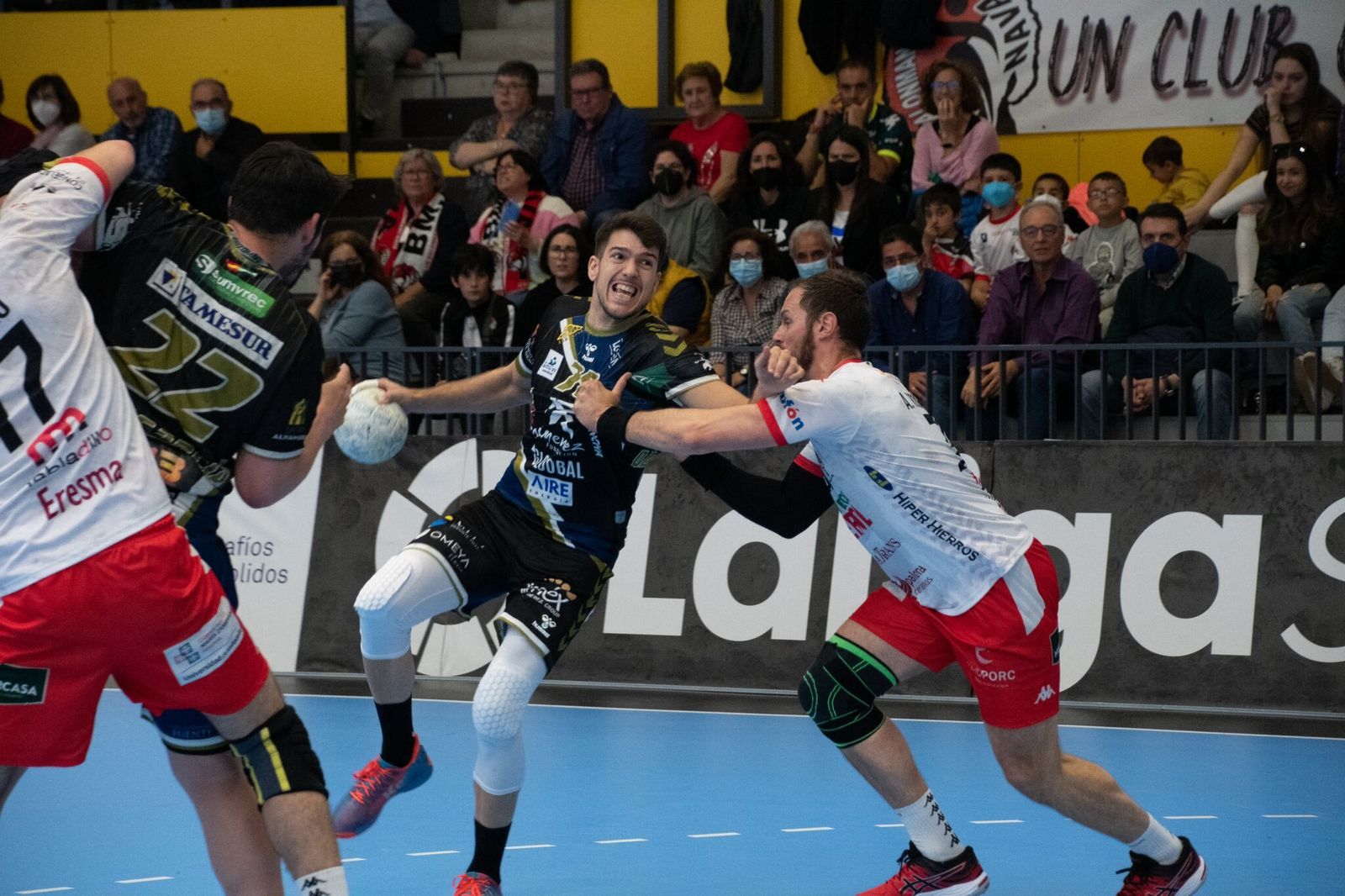 David Estepa ejecuta un tiro ante la presión del Nava.