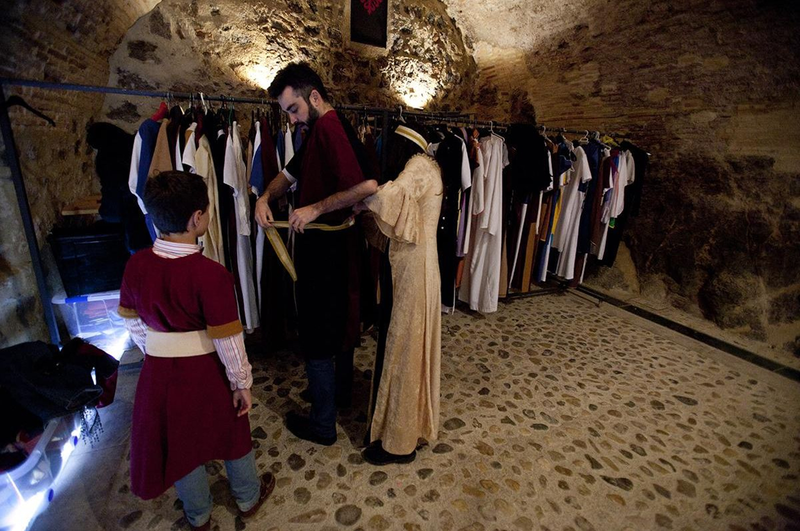 Una vez que lleguen, los invitados serán dirigidos a una sala con ropas de época para entrar en ambiente.