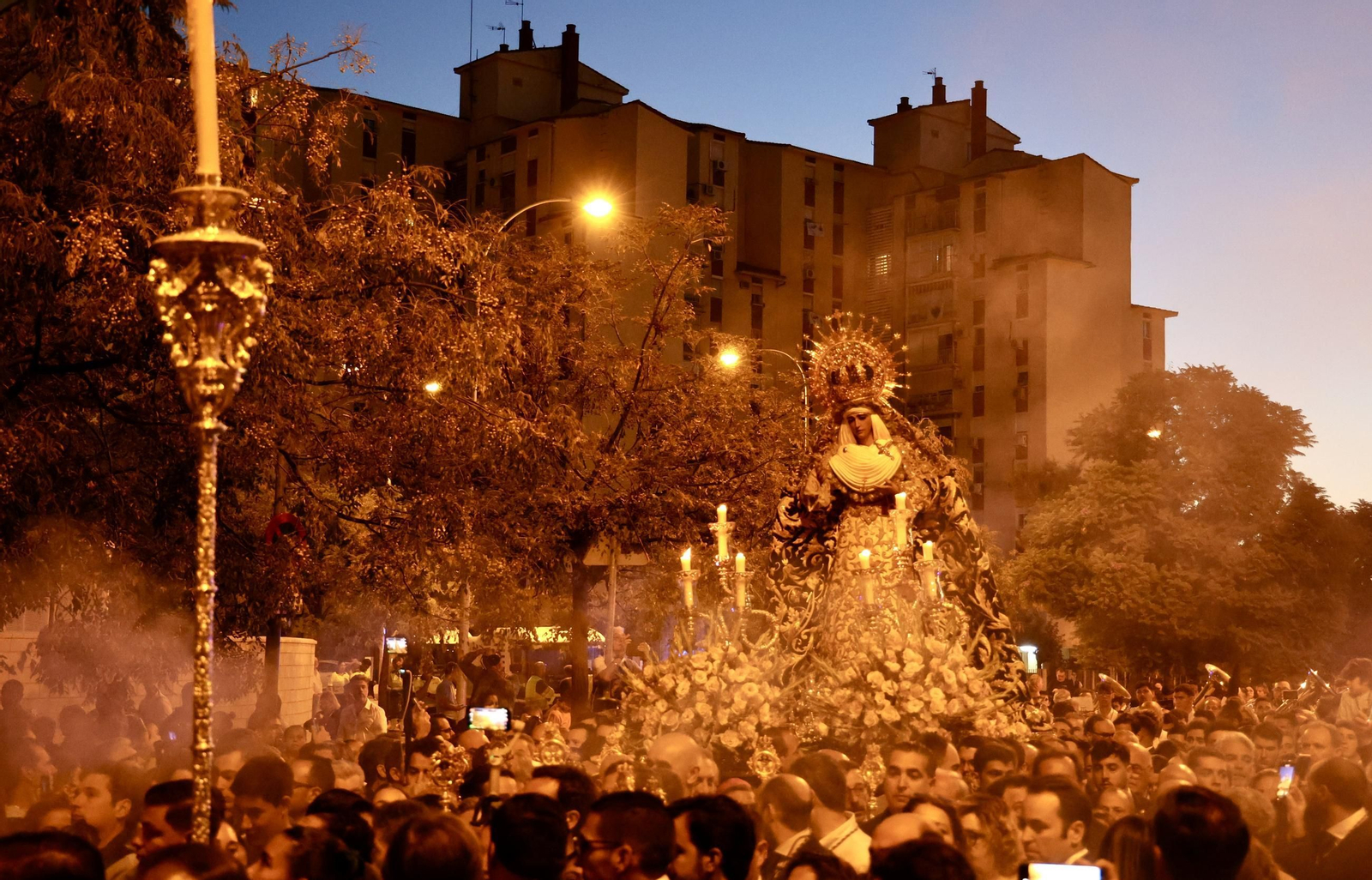Regreso de la Esperanza de Triana a su paso por el Hospital Infantil del Virgen del Rocío