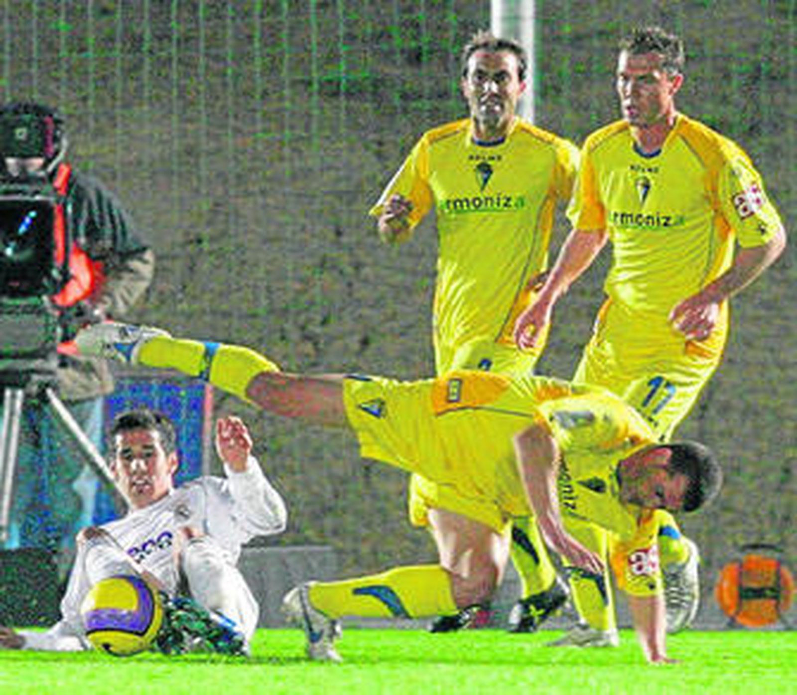 Miguel García es derribado en el último precedente, con Raúl López y Nano a la expectativa.