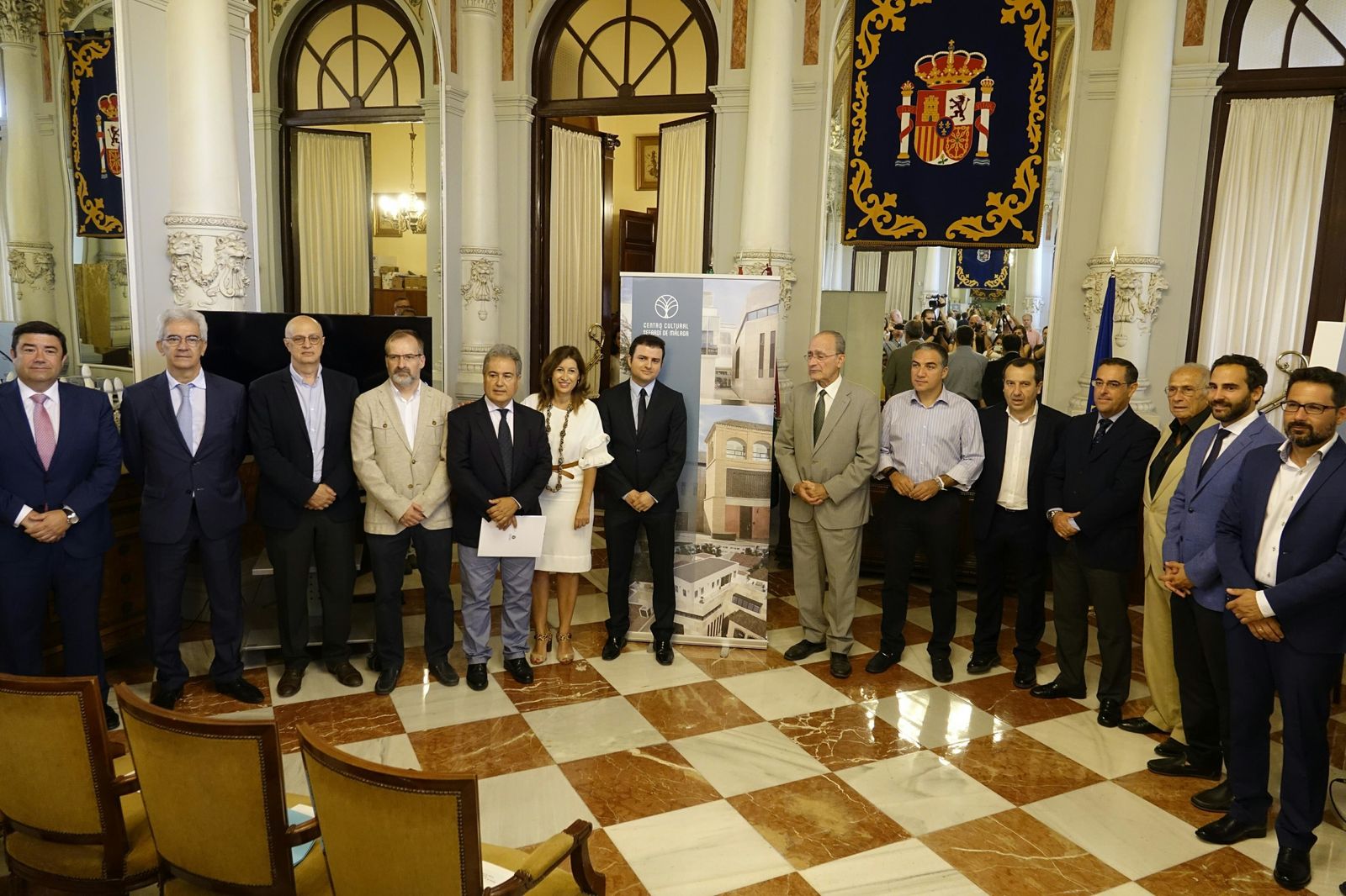 Autoridades posan en el Ayuntamiento en la inauguración del centro cultural.