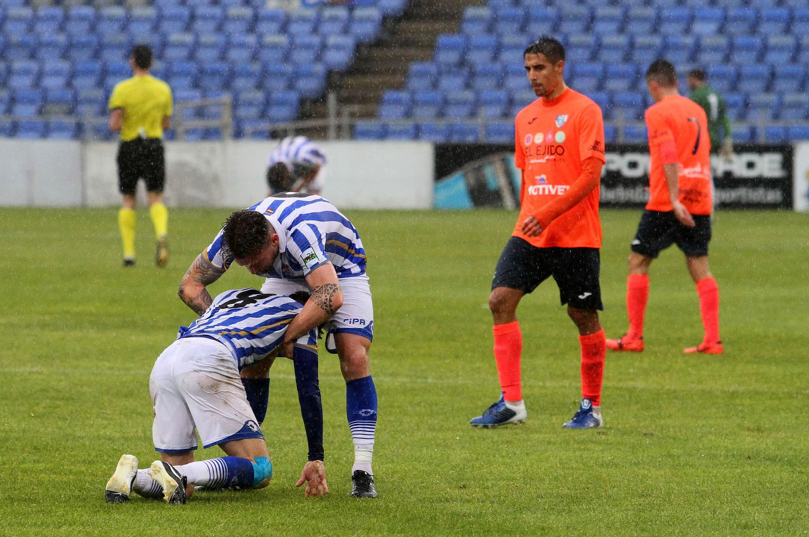 Iván Aguilar levanta a Miguelito del césped durante el partido del domingo.