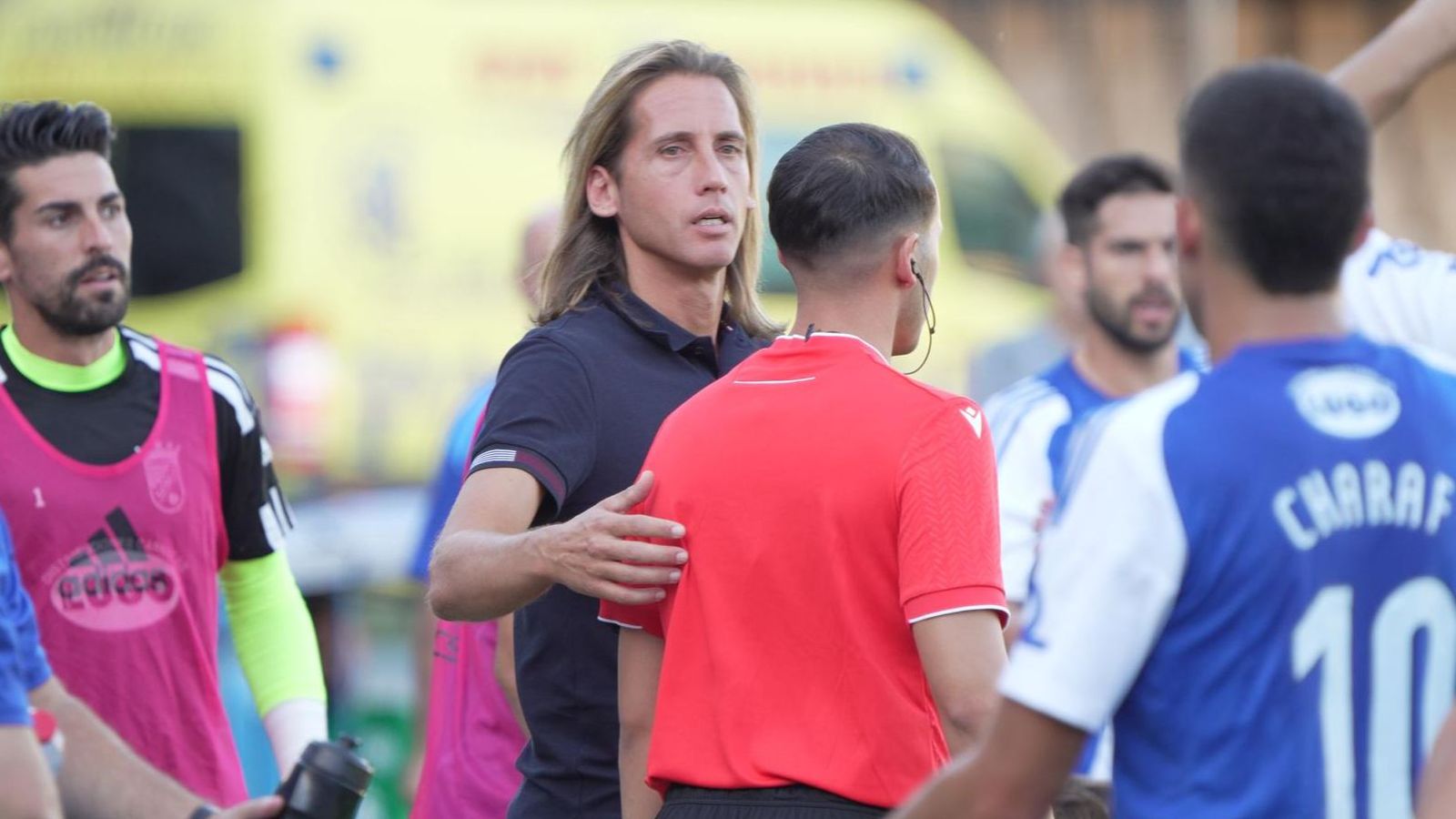 Checa da una palmada en la espalda al línea en una acción del partido.