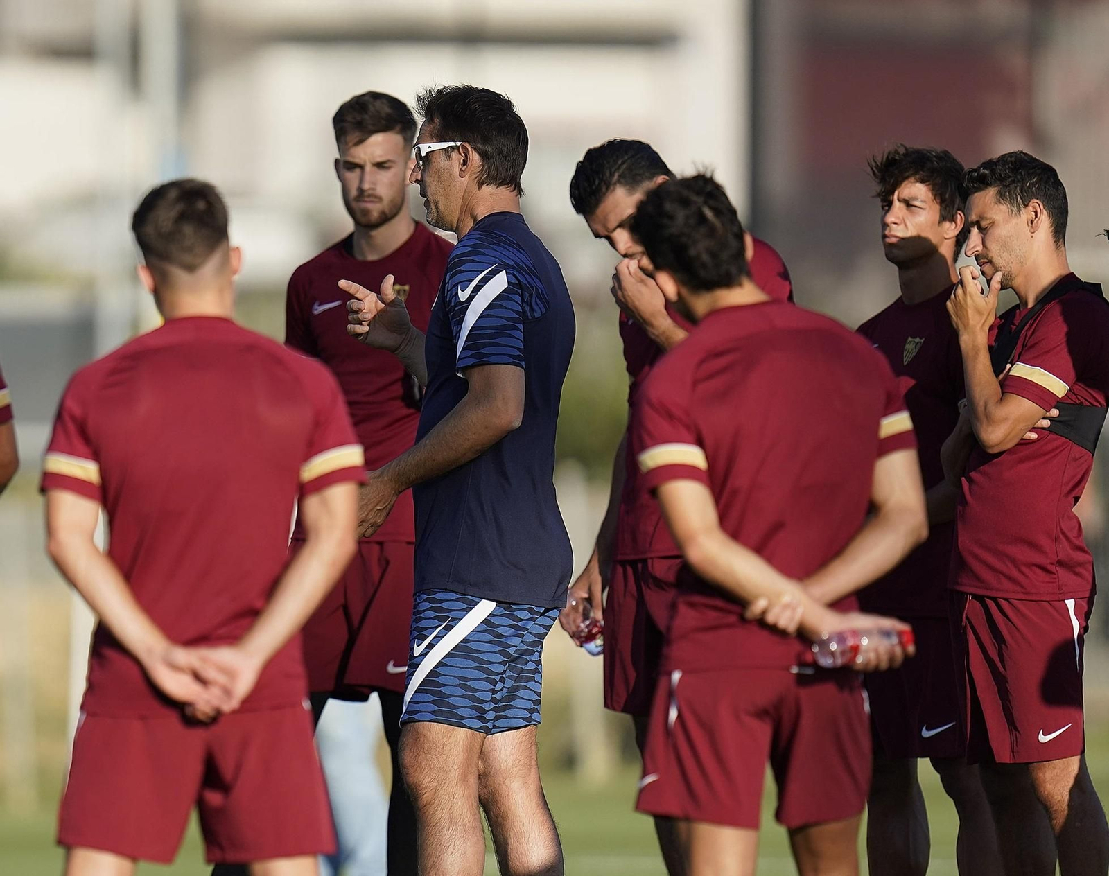 Julen Lopetegui se dirige a sus jugadores.