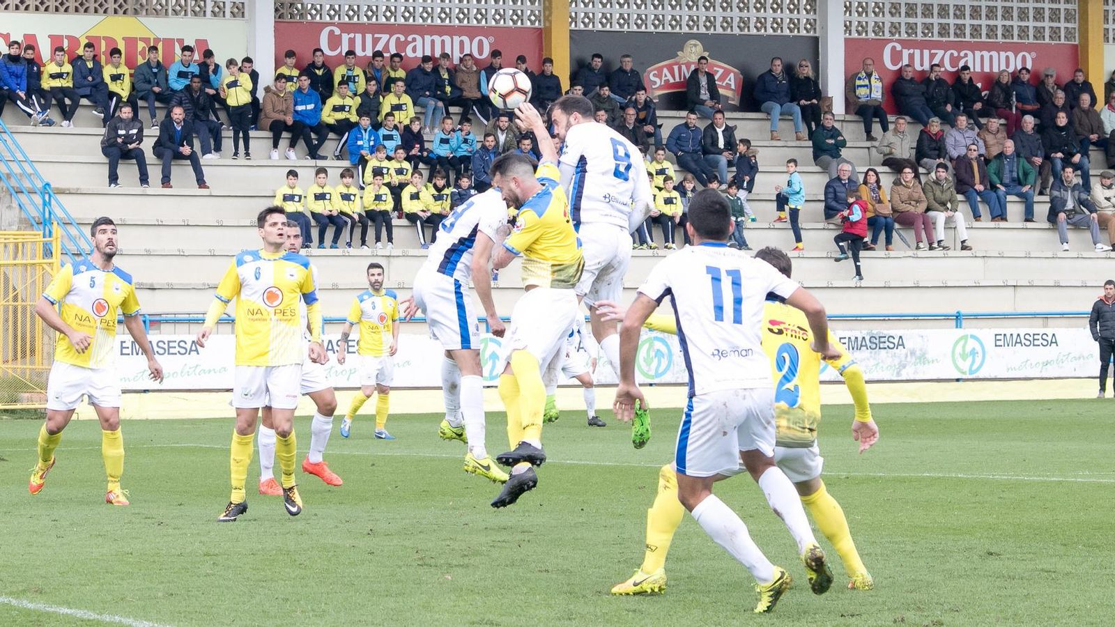 Tamayo remata y un defensa del Coria toca con la mano en una acción que increíblemente no fue penalti.