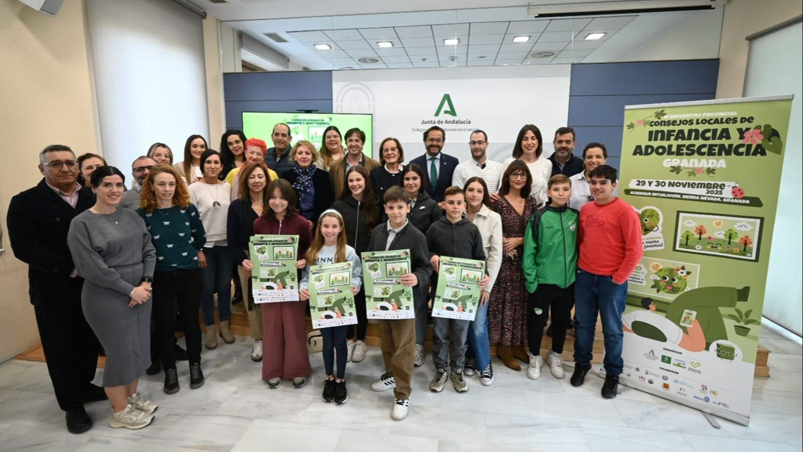 El delegado Antonio Granados junto a la delegada Matilde Ortiz y el coordinador del IAJ, José Luis de la Torre, han presentado el cartel de la tercera edición del Encuentro