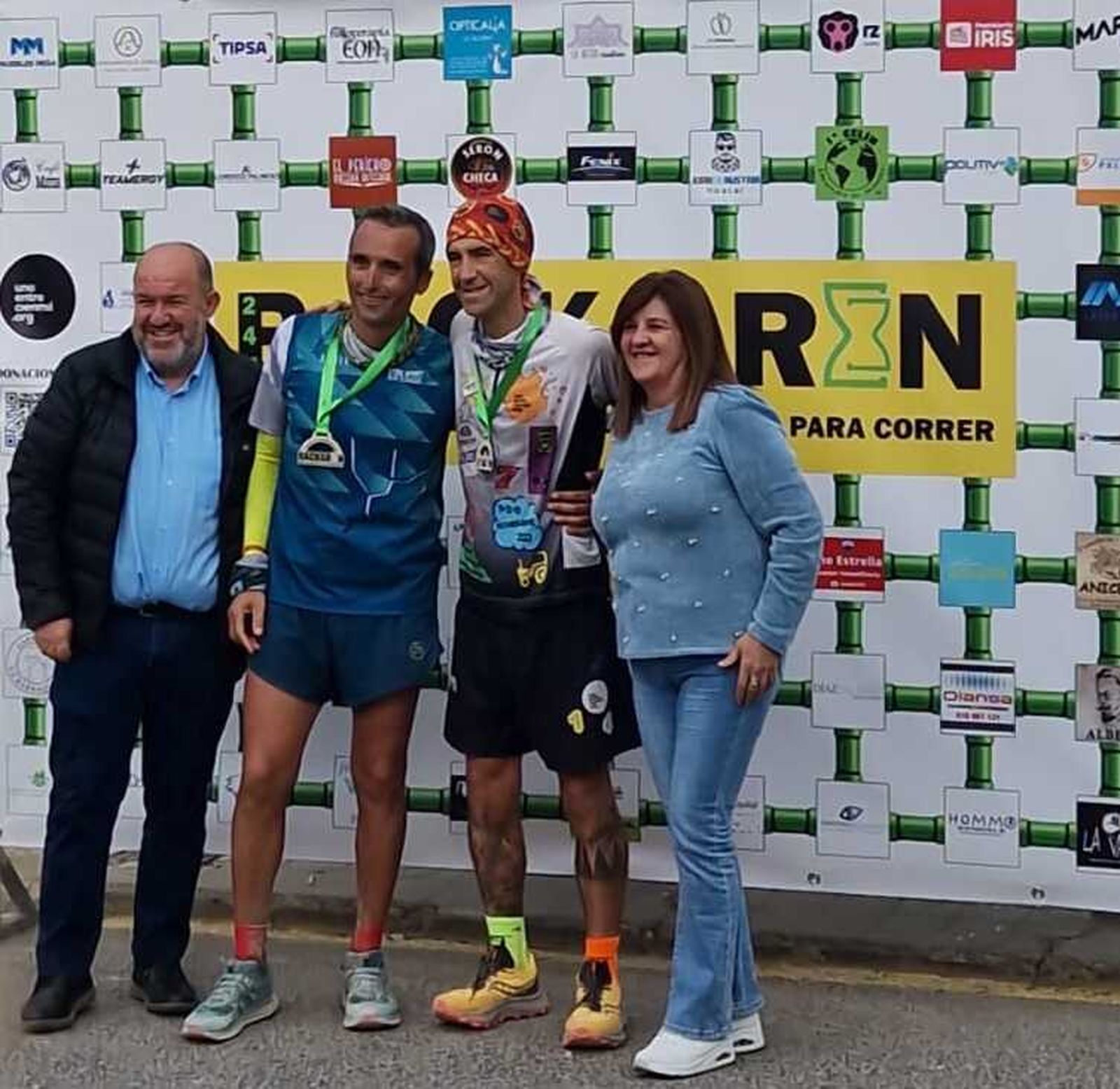 Los ganadores de la prueba posan con sus respectivas medallas colgando del cuello.