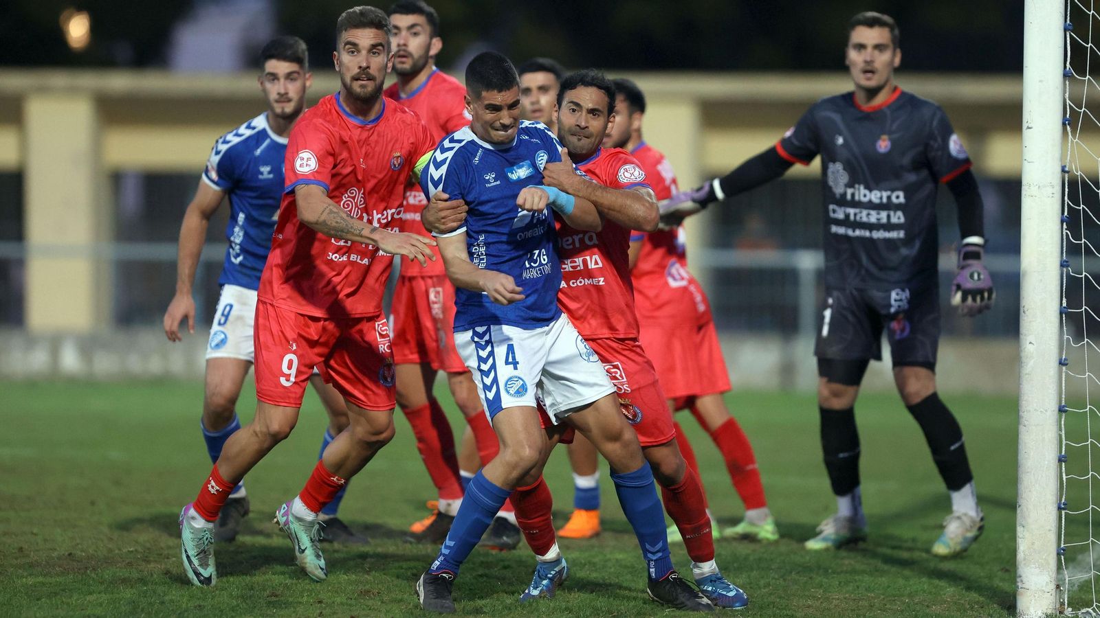 Hugo Carrillo es un baluarte en el centro de la defensa del Xerez DFC. Hugo Carrillo es un baluarte en el centro de la defensa del Xerez DFC.