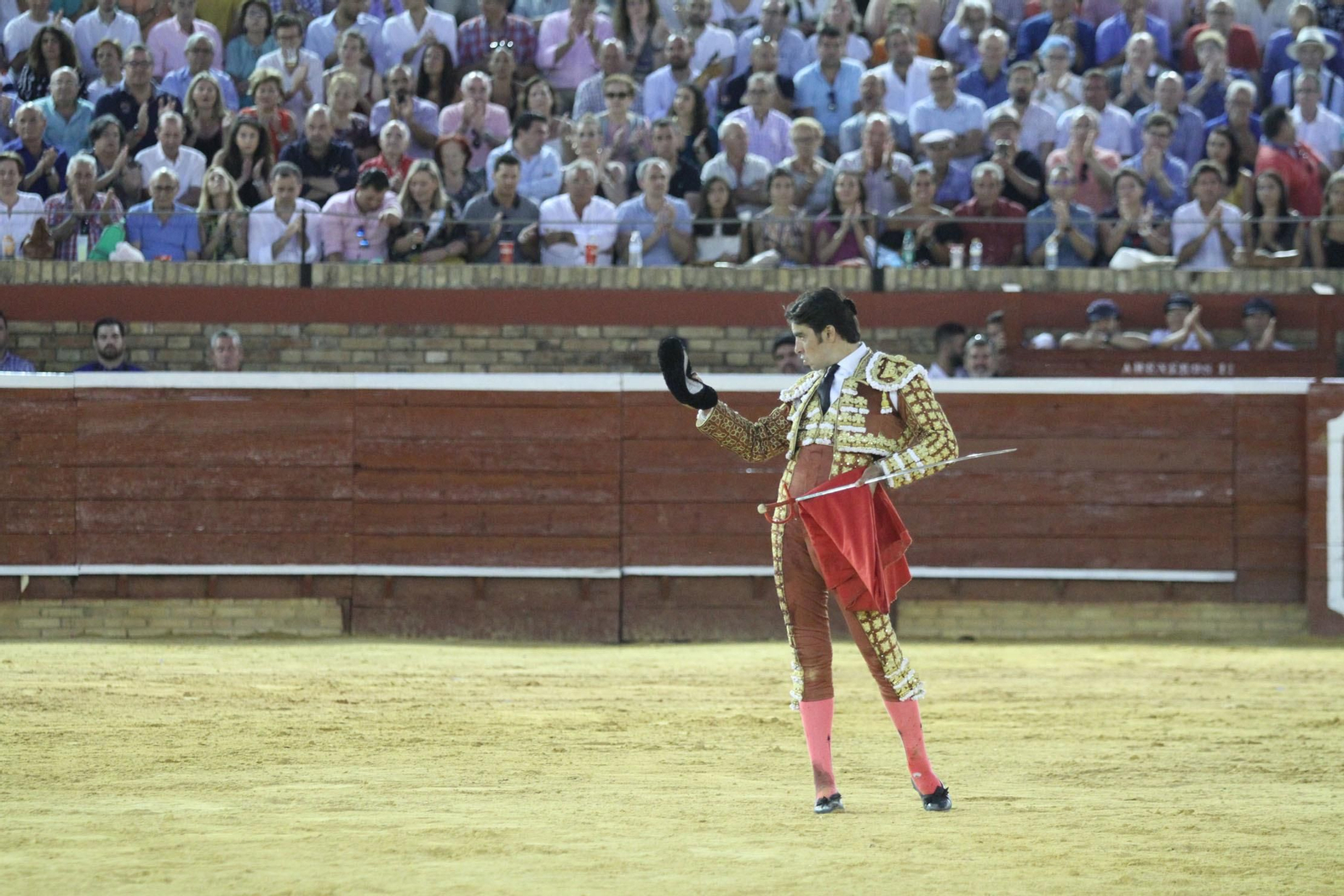 Imágenes de la faena de Miguel Angel Perera en el coso Onubense.