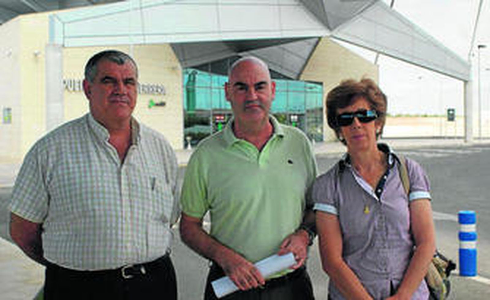 Torrús, en el centro, junto con varios militantes del PP explica su propuesta en la estación del AVE.