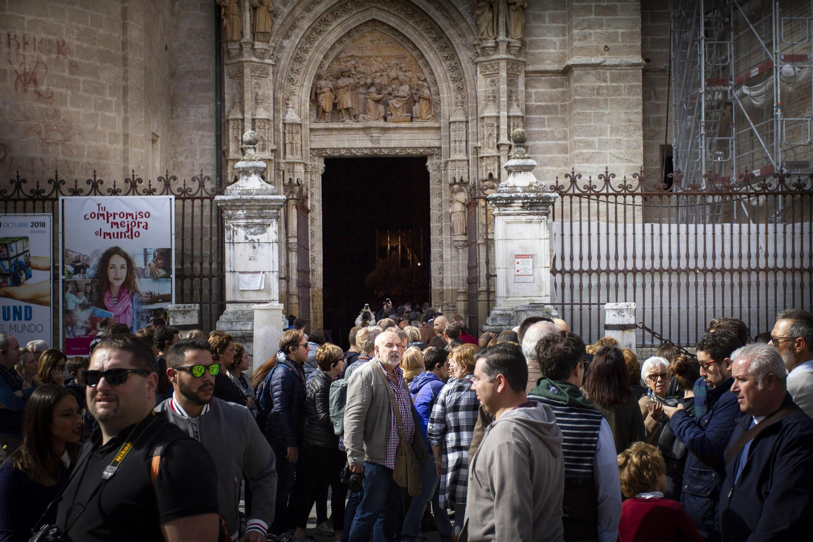 Colas para ver a la Esperanza de Triana en la Catedral.