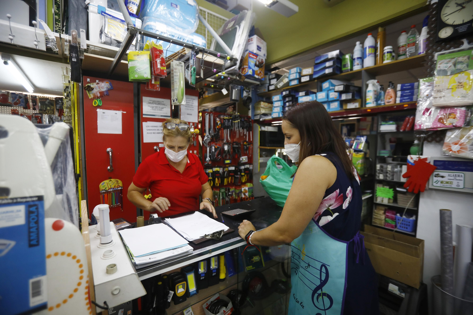 Jornada matinal en los comercios y negocios de la calle Motril