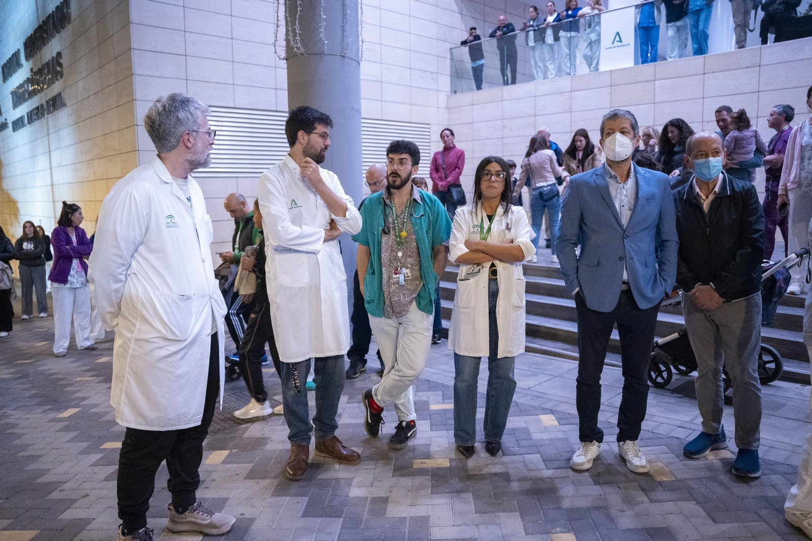 El encendido del alumbrado navideño del Hospital Universitario Torrecárdenas, en imágenes