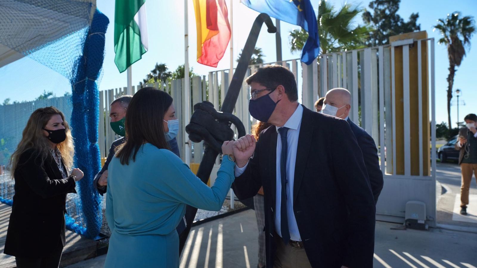 Encuentro entre Juan Marín y Patricia Cavada a la entrada del instituto Zaporito.