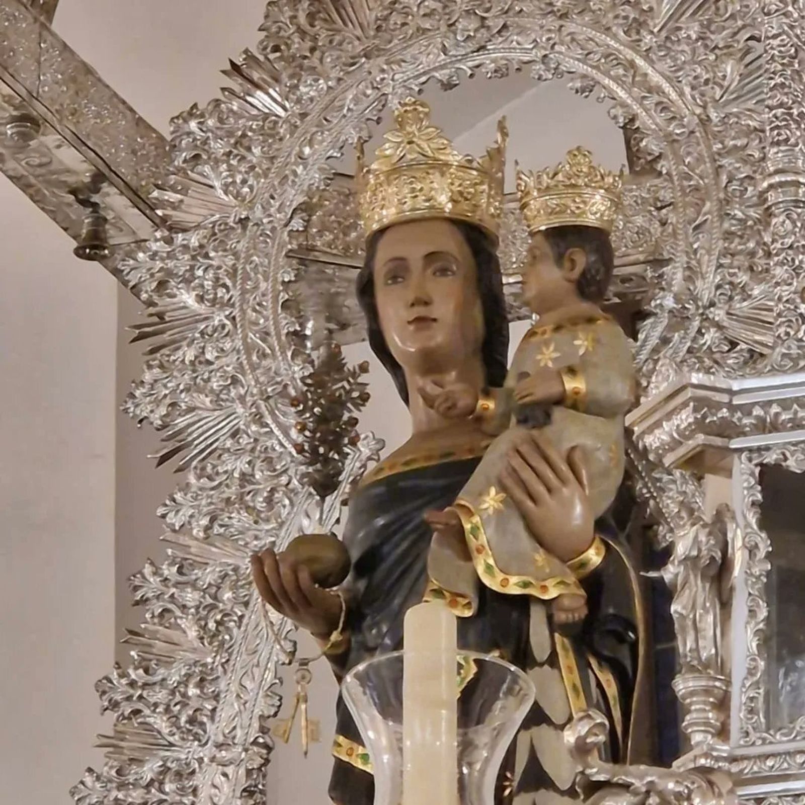 La imagen es una talla de Castillo Lastrucci que sustituyó a la destruida en los años treinta