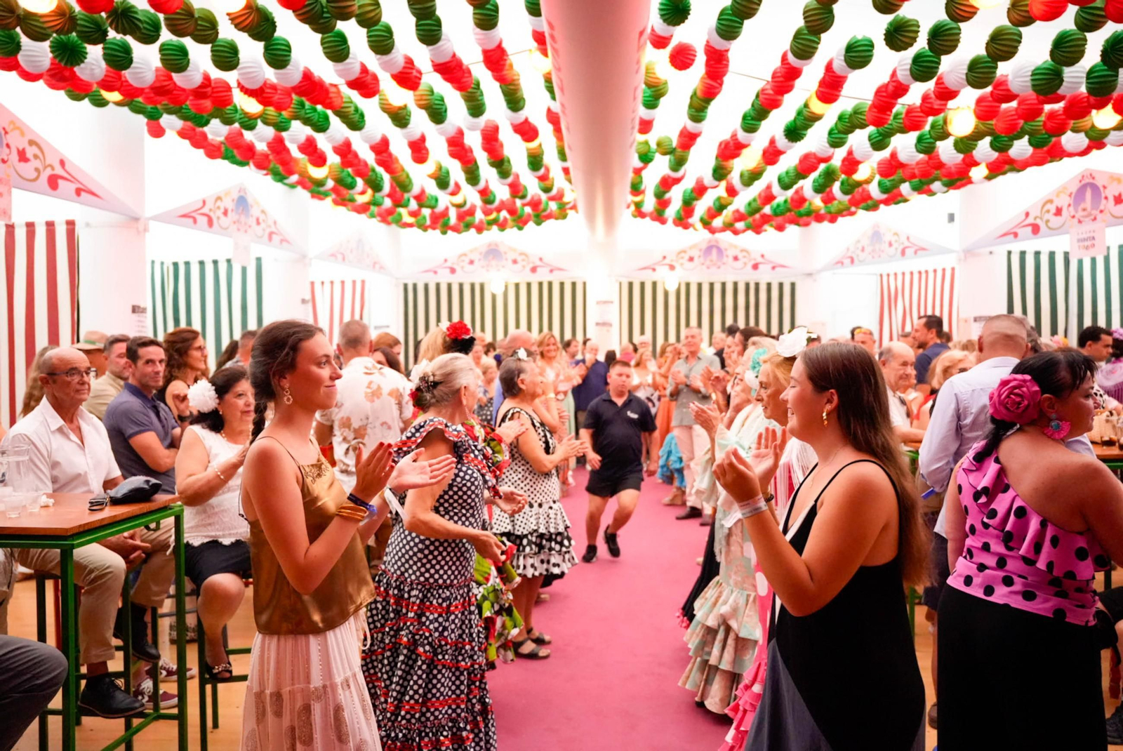 Así bailan en el concurso de sevillanas de La Lola de la fería de Almería