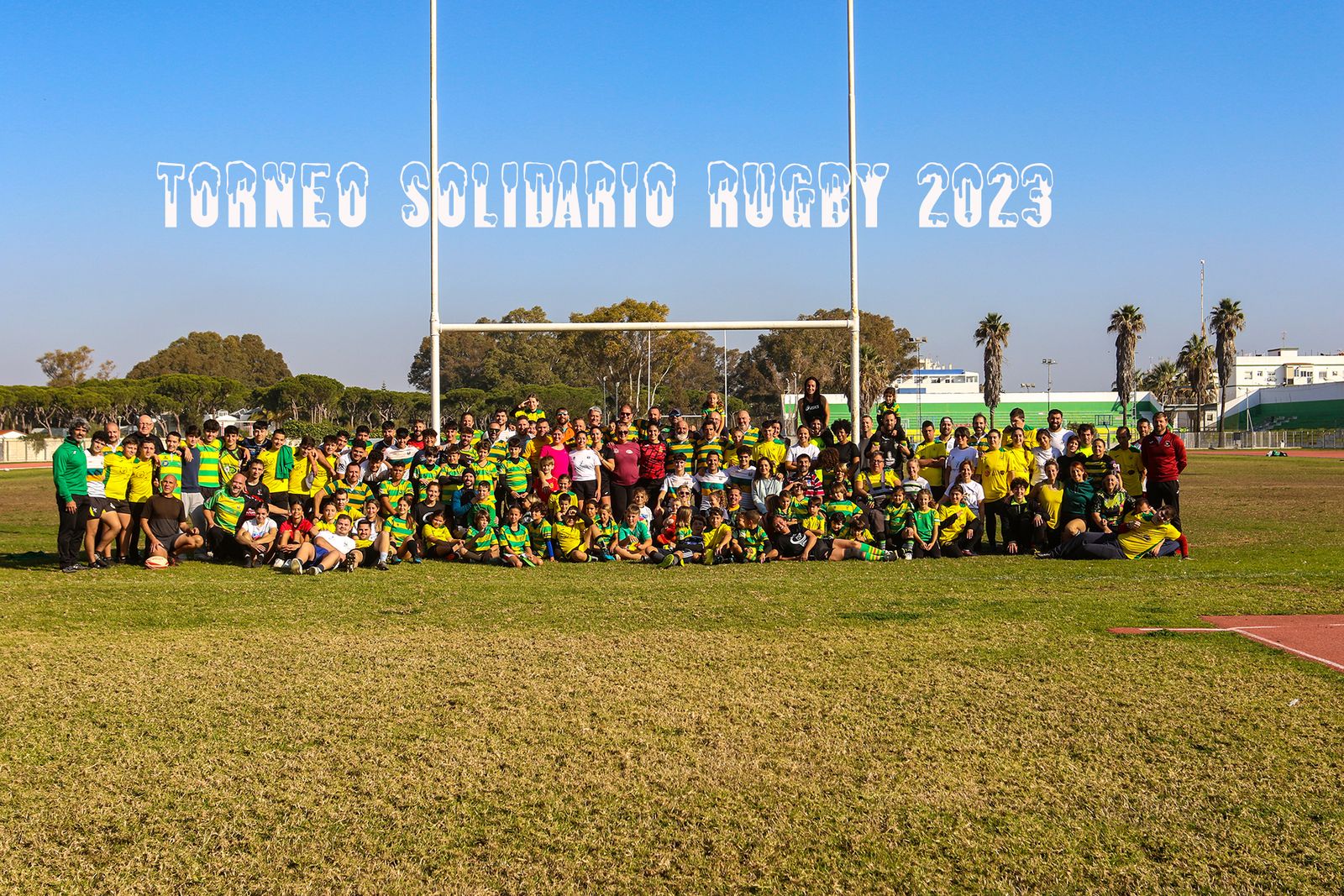 Los participantes en el Torneo Solidario 2023 posan tras la jornada de rugby.