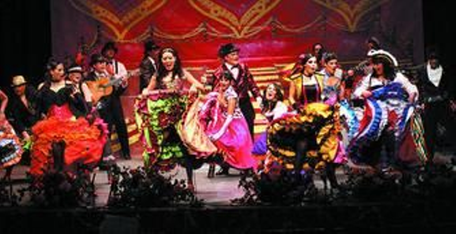 La comparsa mixta de la peña Mingorance de Huelva, 'Le Moulin Rouge', durante su actuación ayer en semifinales.