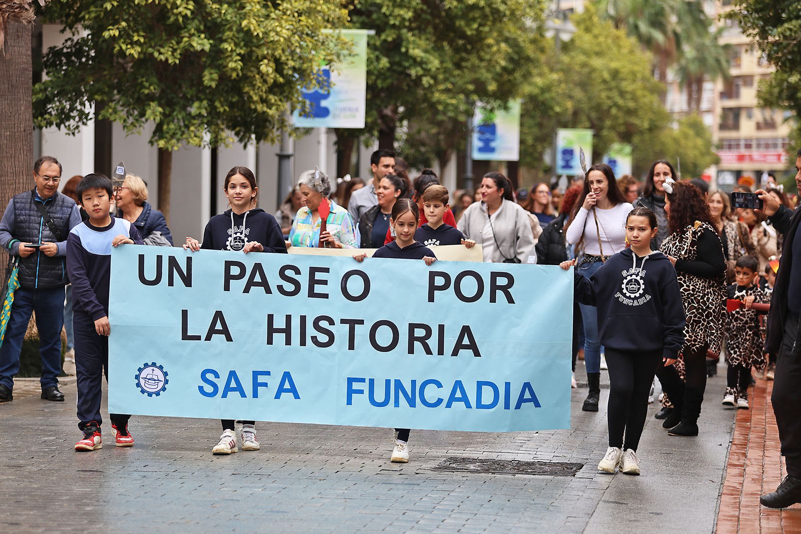 Imágenes del desfile “Un paseo por la historia”  de los niños del colegio Funcadia de Huelva