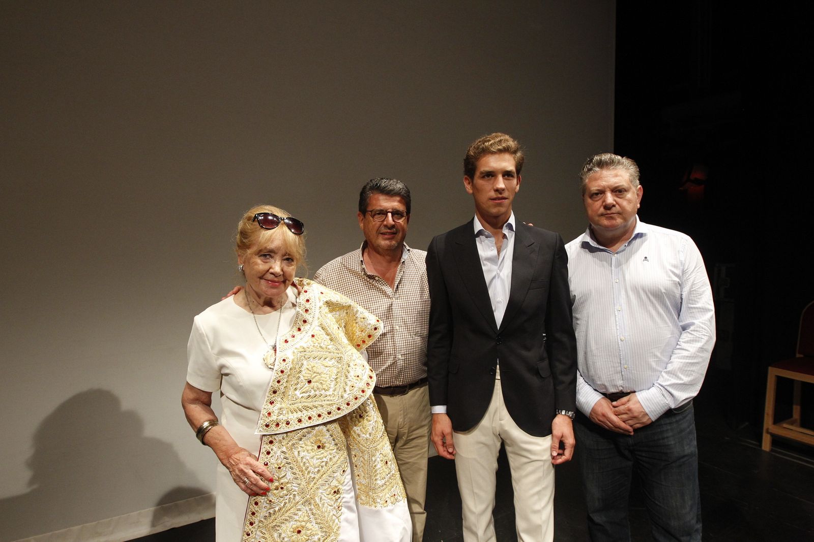 Fotogalería entrega capote de paseo al torero Ginés Marín. Feria de Almería 2019