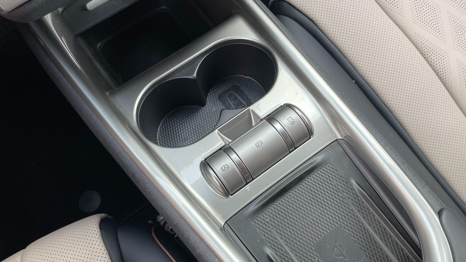 En la consola central hay una afortunada sucesión de huecos en los que, por ejemplo, variarse los bolsillos, dejar los botes de bebida y, a continuación, poner a cargar el móvil.