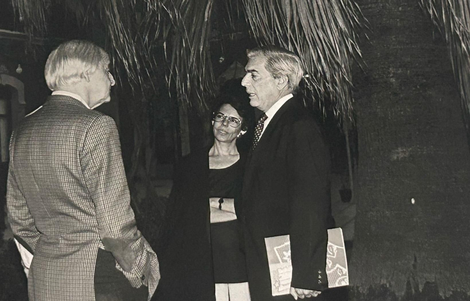 Las mejores imágenes del paso de Mario Vargas Llosa por Huelva en 1995, cuando fue presidente del jurado del Festival de Cine Iberoamericano