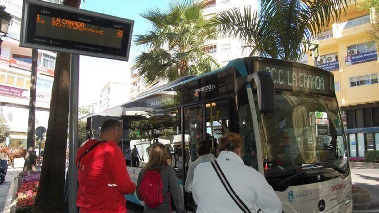 Pasajeros entrando a un autobús urbano.