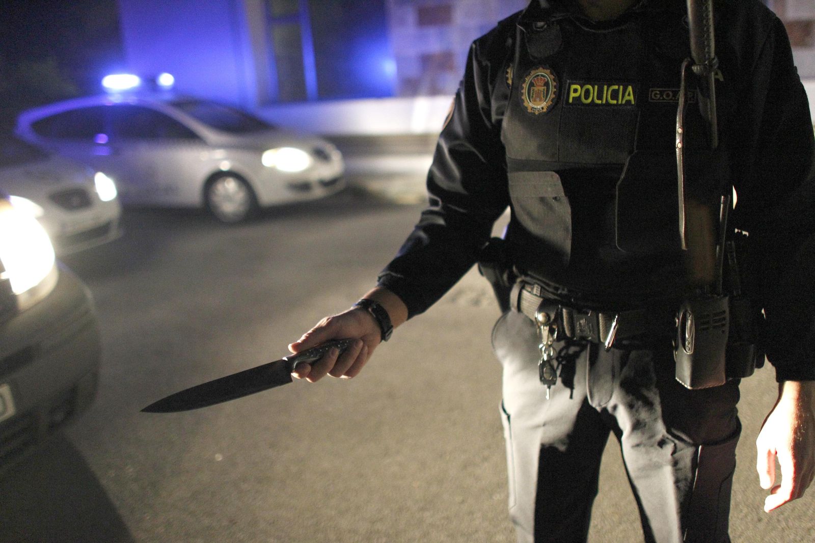 Imagen de archivo de un policía sosteniendo un cuchillo.