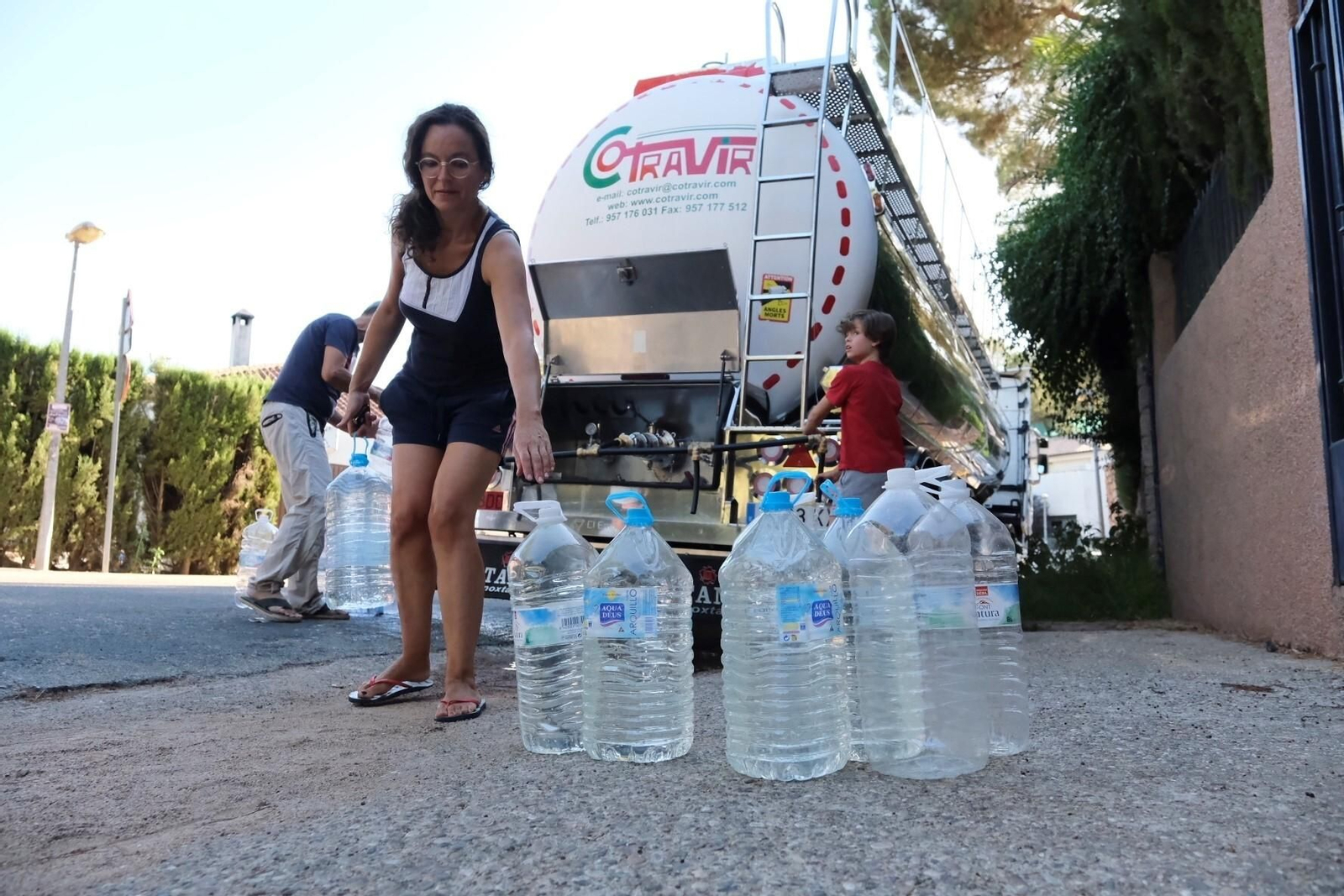 Los camiones cisterna de Emacsa ya abastecen a los vecinos de Las Jaras, en imágenes