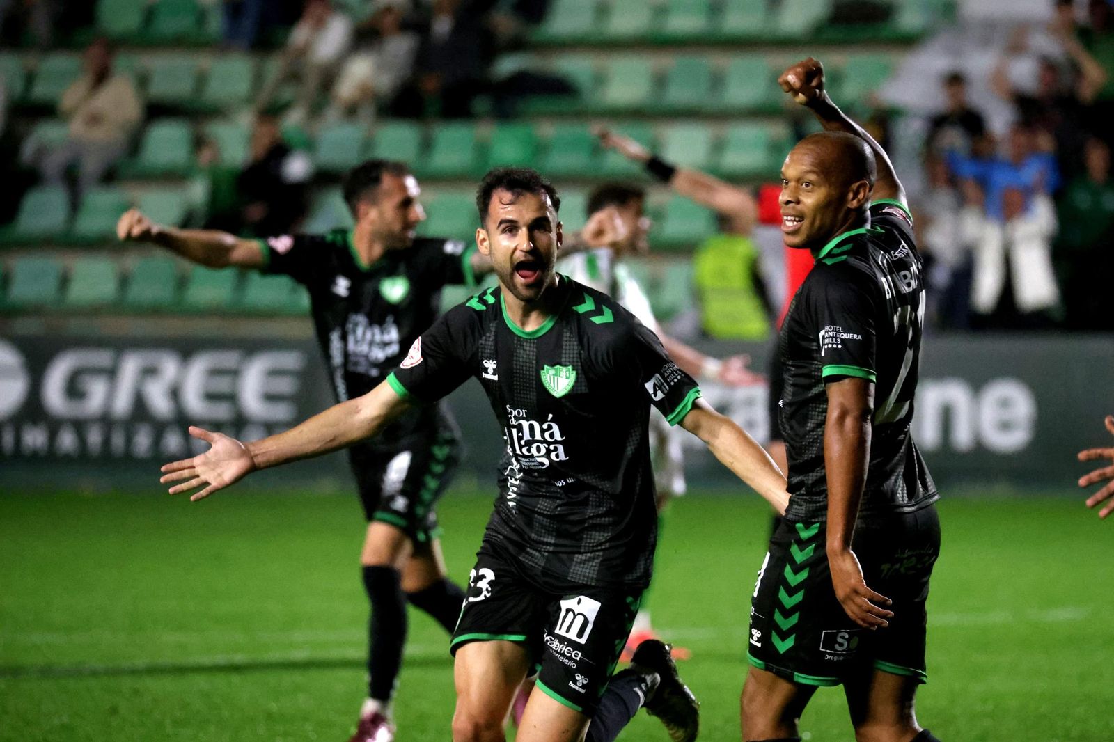 Los jugadores celebran el 2-1
