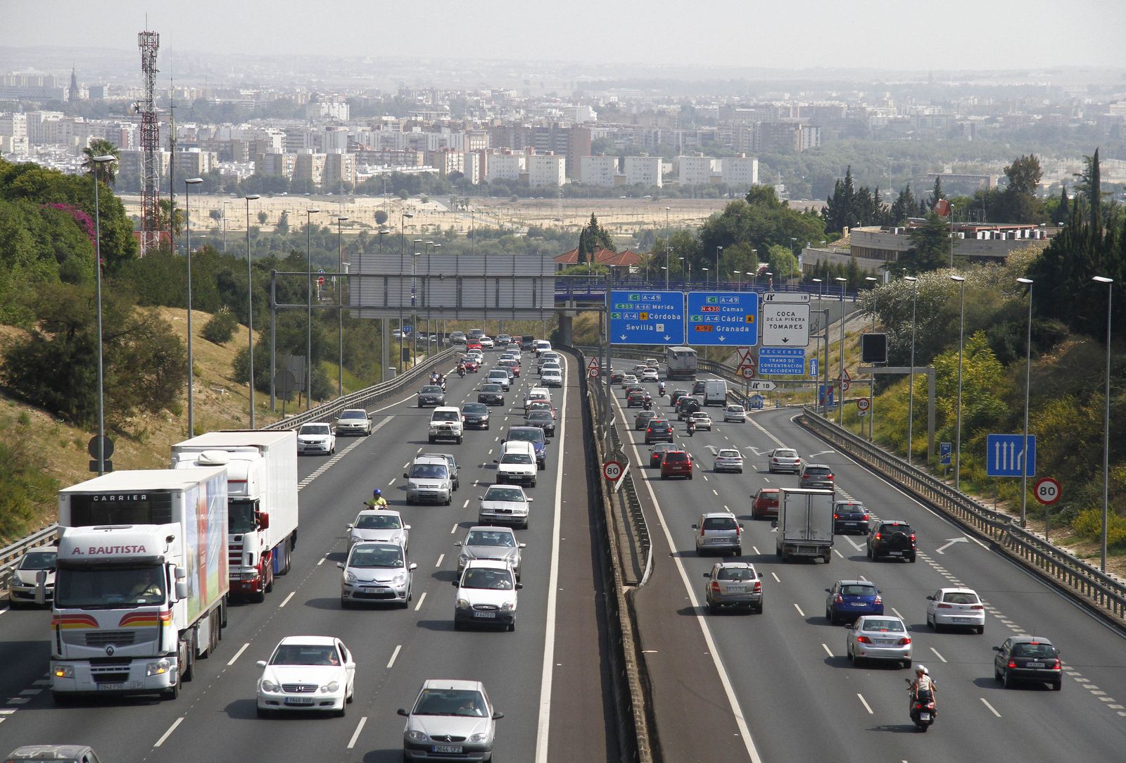Tráfico denso a la salida de Sevilla en una imagen de archivo.