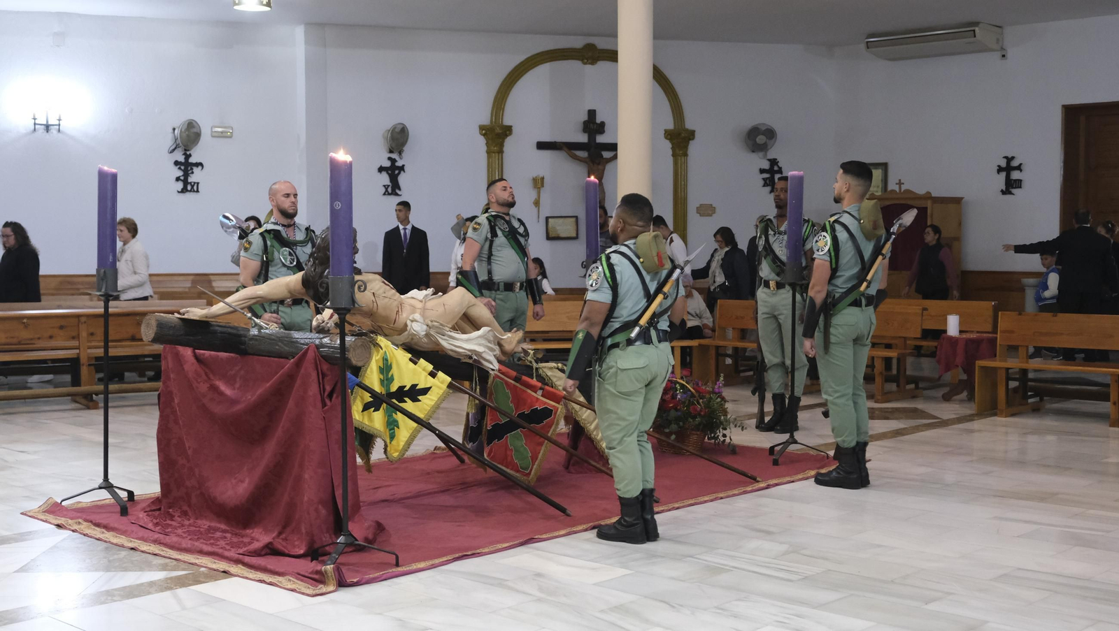 La Legión custodia el Cristo de la Buena Muerte en la Semana Santa de El Parador 2025
