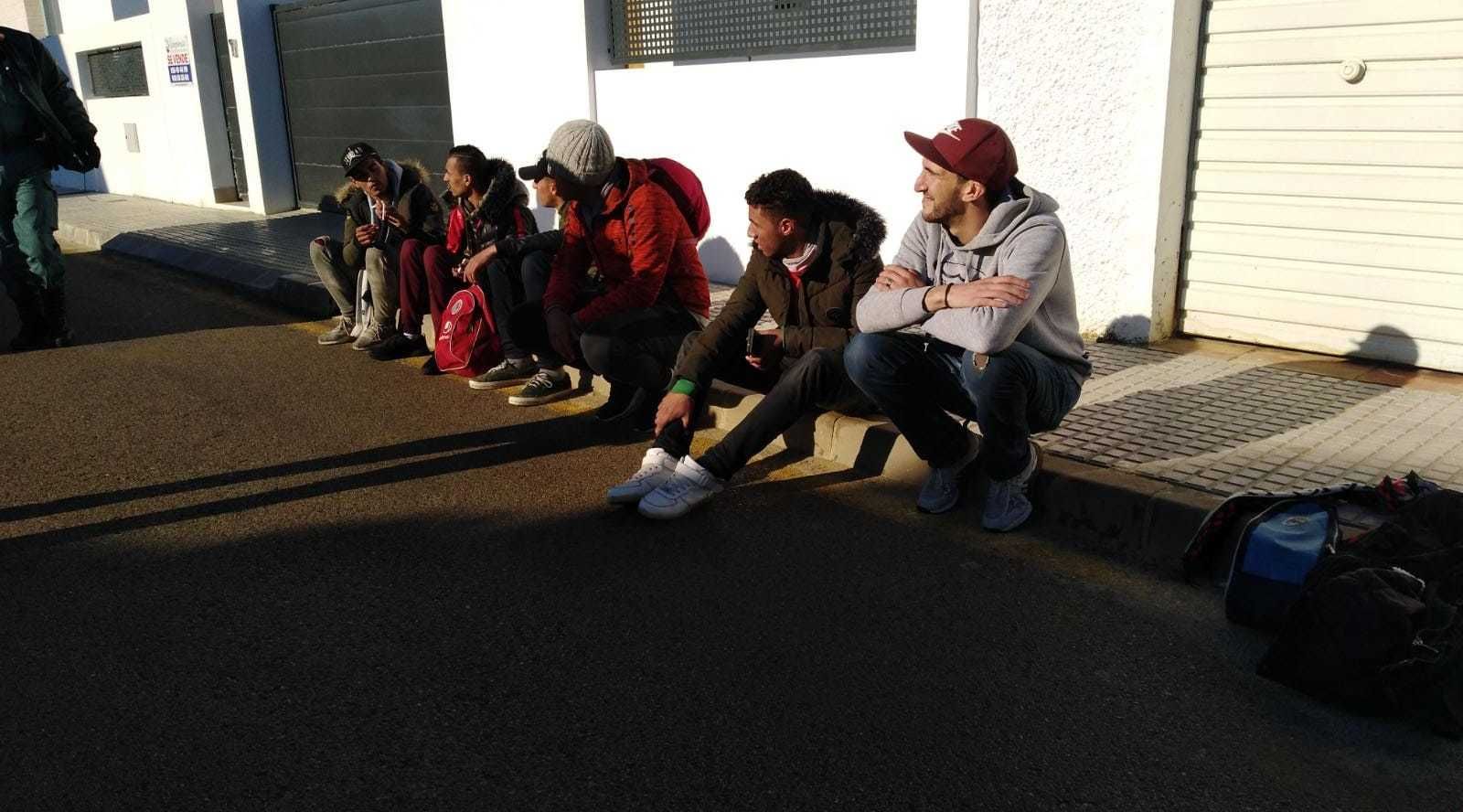 Seis de los inmigrantes poco después de llegar a la costa chiclanera.