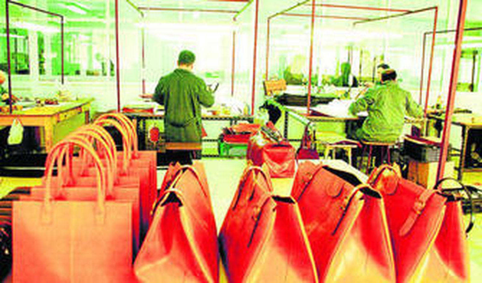 Imagen de archivo de varios bolsos de piel elaborados por una empresa marroquinera de la Sierra de Cádiz.