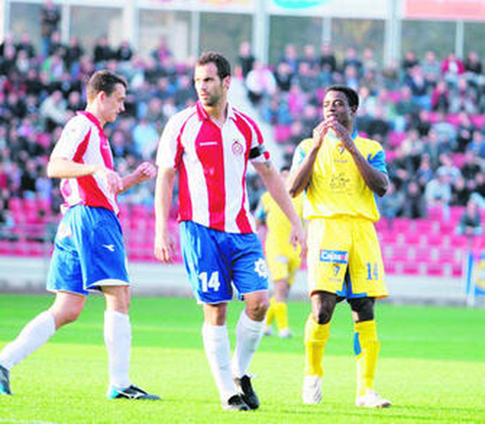 Ogbeche se lamenta durante el partido ante el Girona.