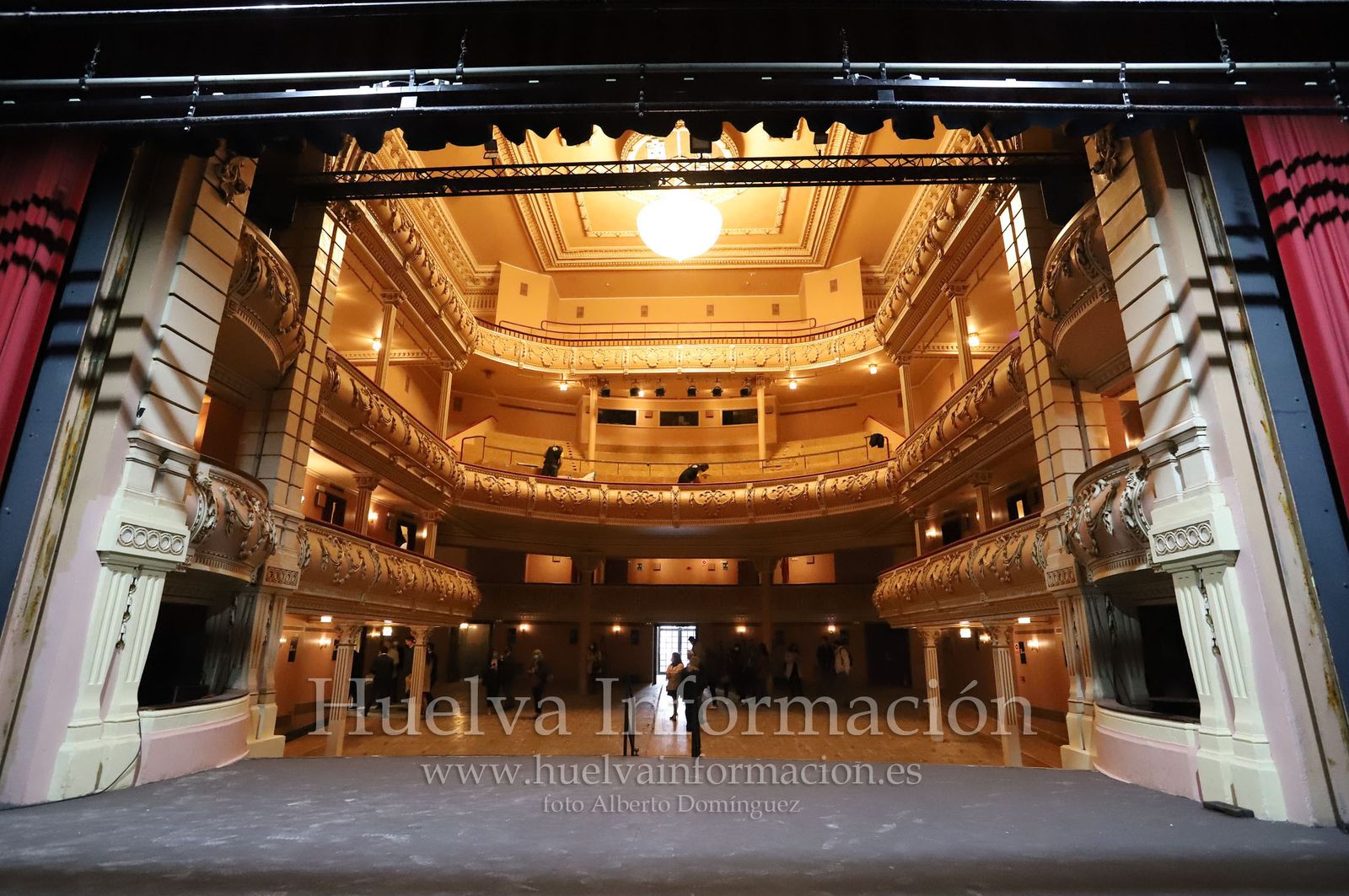 Imágenes de la visita a las obras en el Gran Teatro de Huelva del vicepresidente Juan Marín, acompañado de la consejera Rocío Ruiz y del alcalde Gabriel Cruz