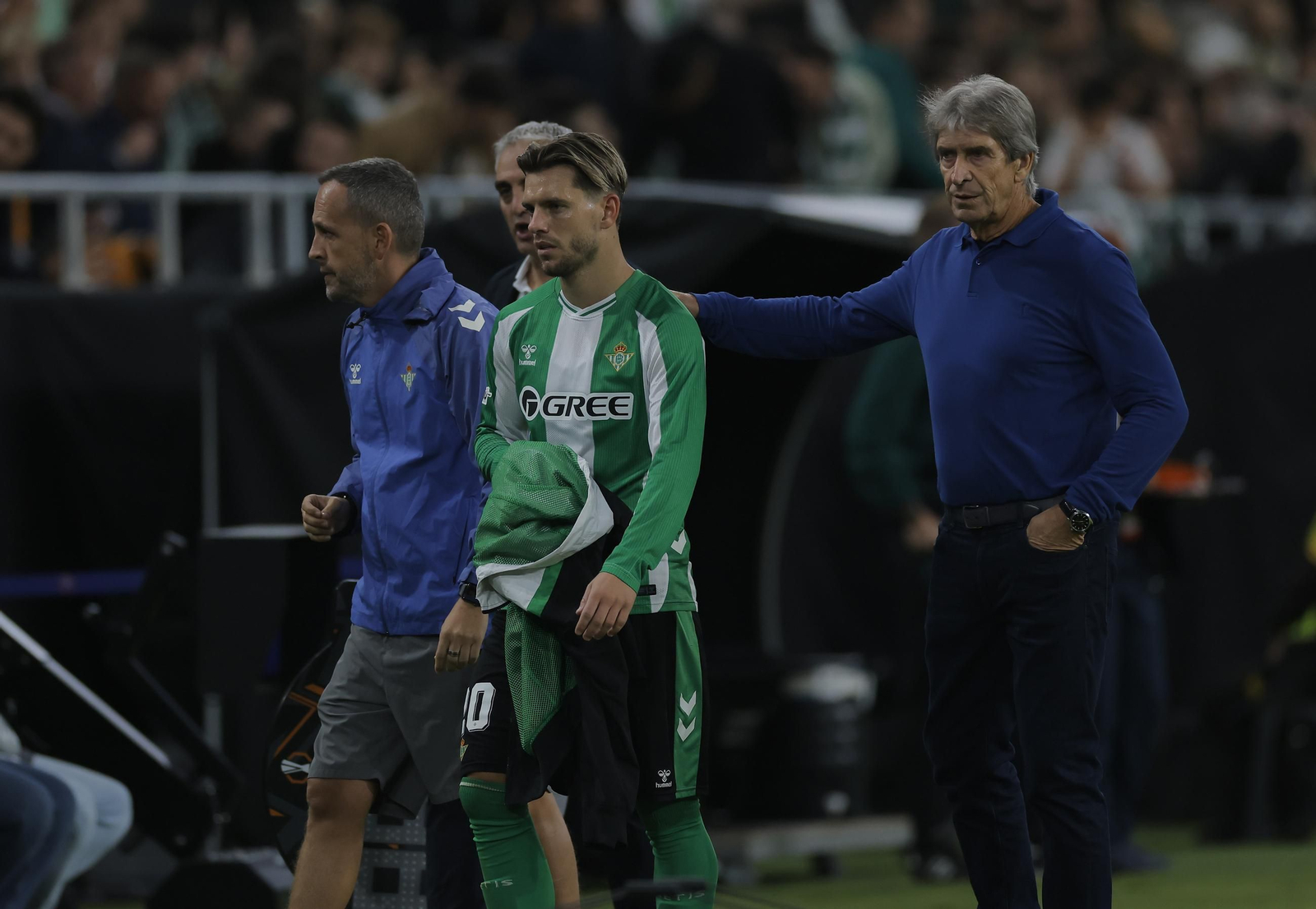 Lo Celso, con gesto triste tras ser sustituido por Pellegrini.