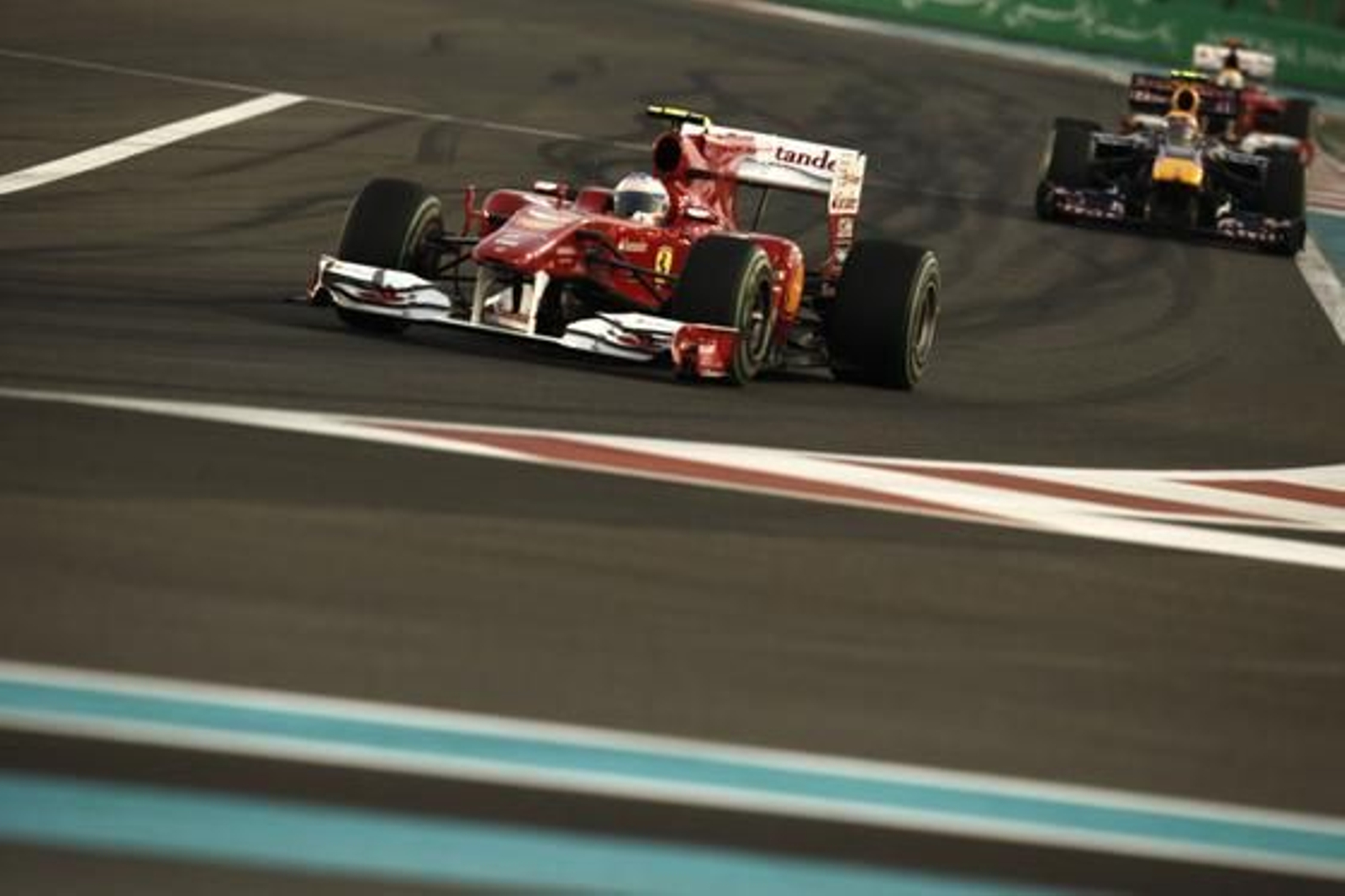 Fernando Alonso y, tras él, Mark Webber.

Foto: AFP Photo