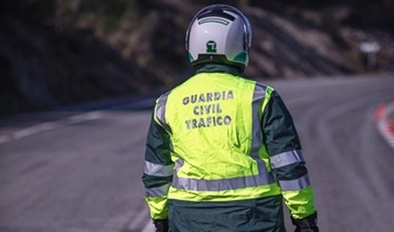 Un agente de la Guardia Civil de Tráfico Un agente de la Guardia Civil de Tráfico