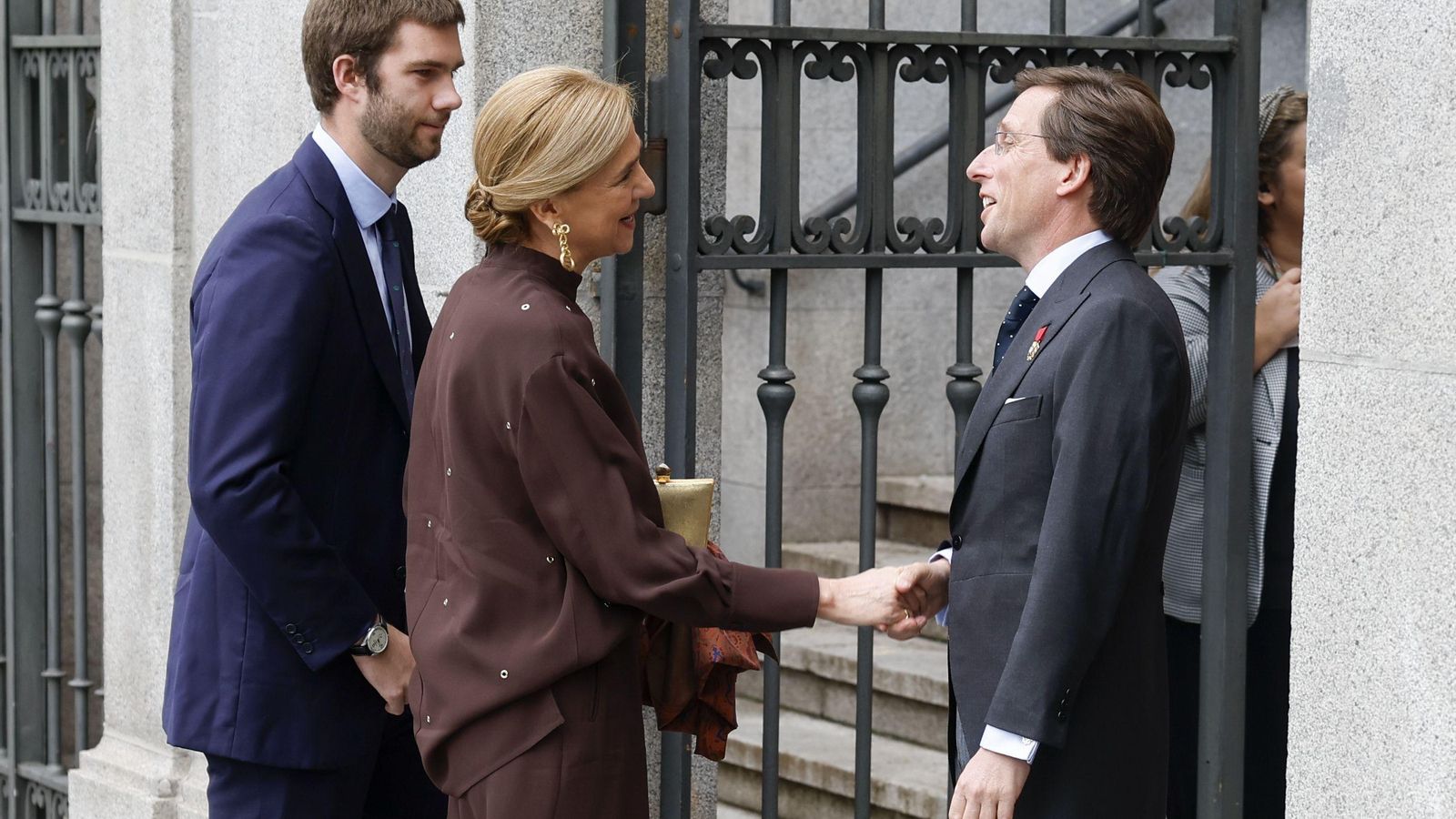 La infanta Cristina y su hijo Juan Valentín saludan al novio al llegar