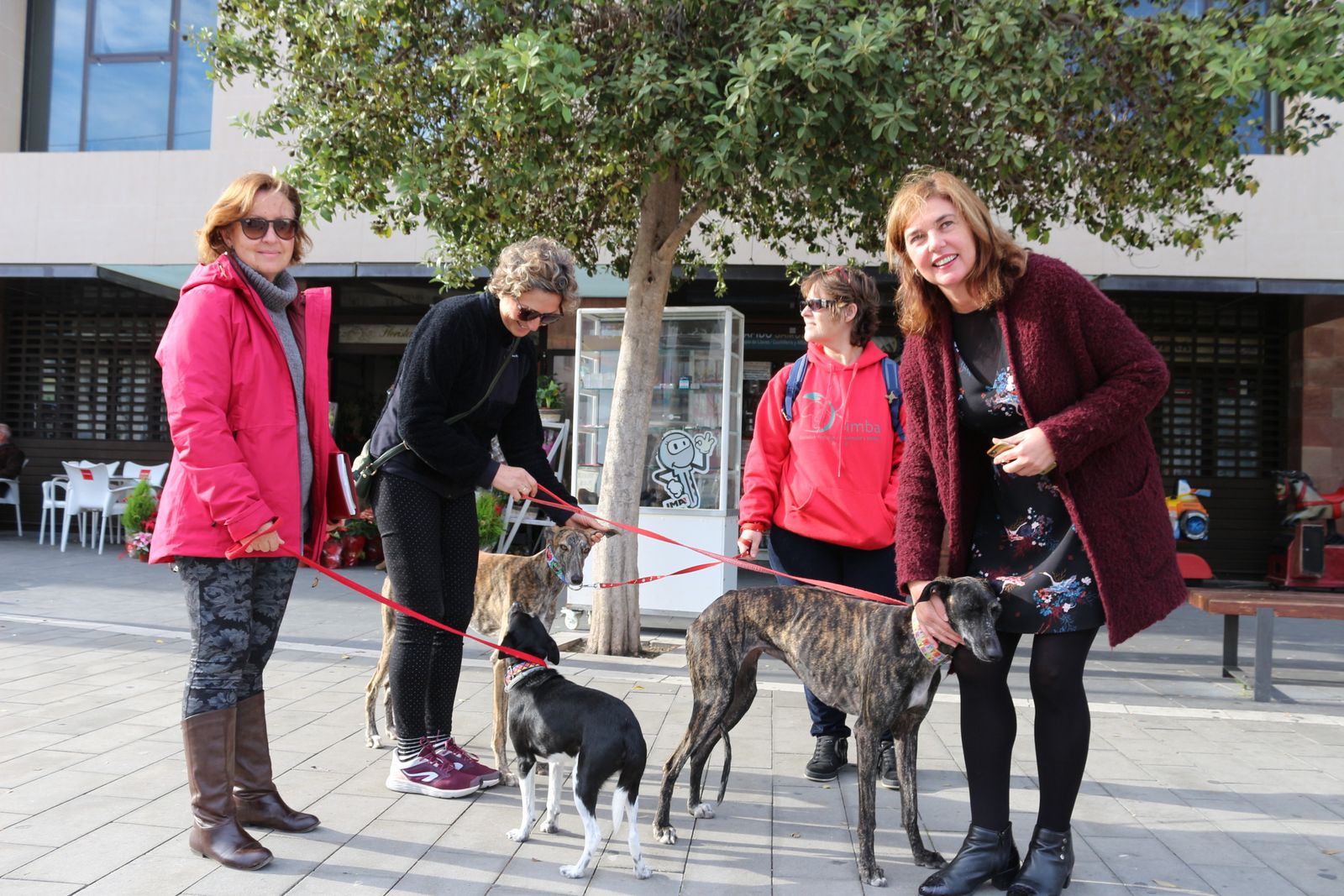 Las representantes del Refugio Kimba y del Consistorio, durante la presentación de la iniciativa.
