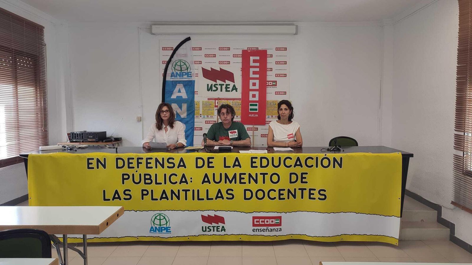 Representantes de ANPE, USTEA y CCOO en rueda de prensa.