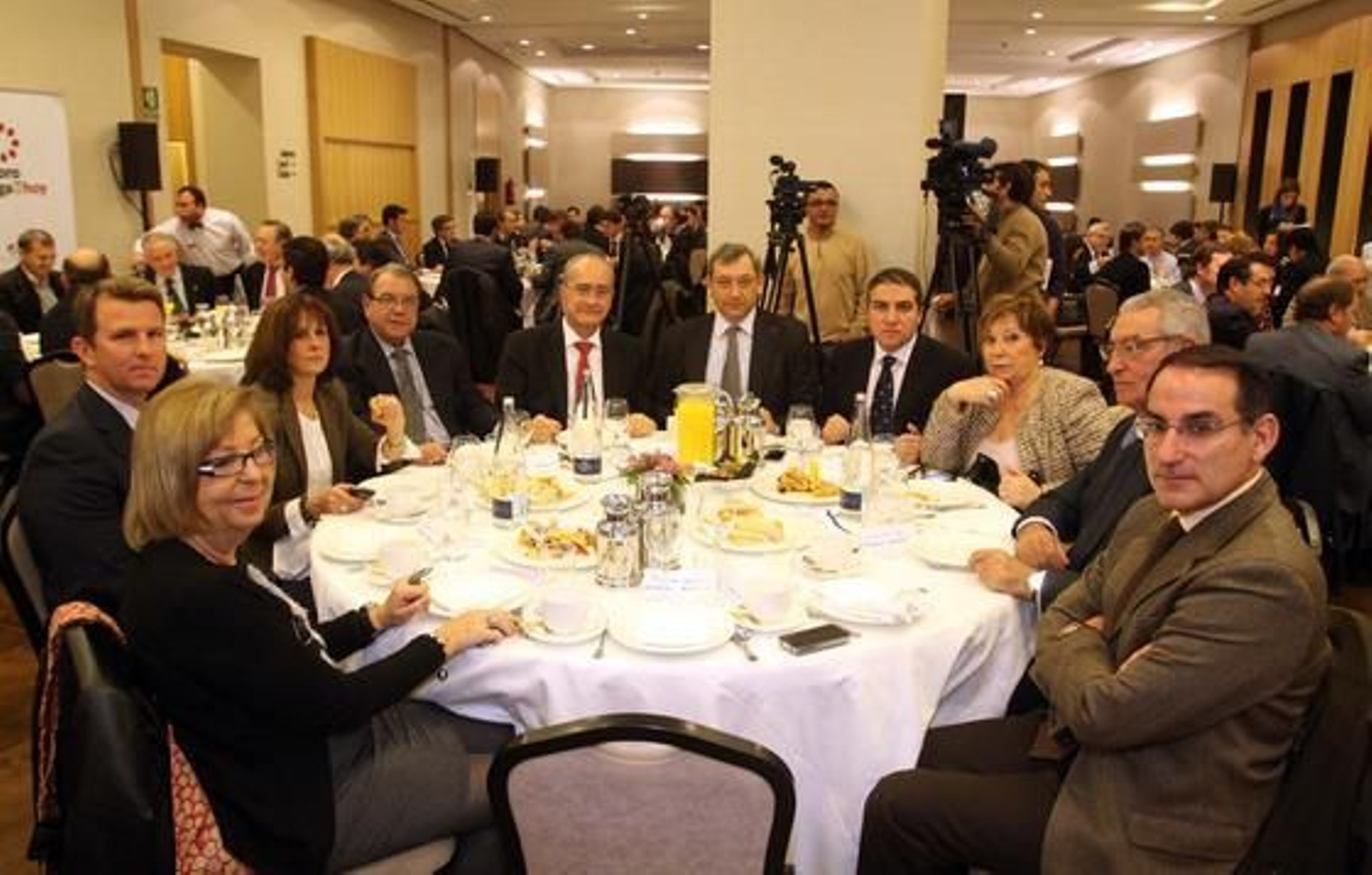 Adelaida de la Calle, Fernando Ortega, Remedios Martel, Jerónimo Pérez Casero, Francisco de la Torre, Antonio Méndez, Elías Bendodo, Celia Villalobos, Luis de la Maza y Javier González de Lara

Foto: Reportaje gr?co: Migue Fernandez y Sergio Camacho