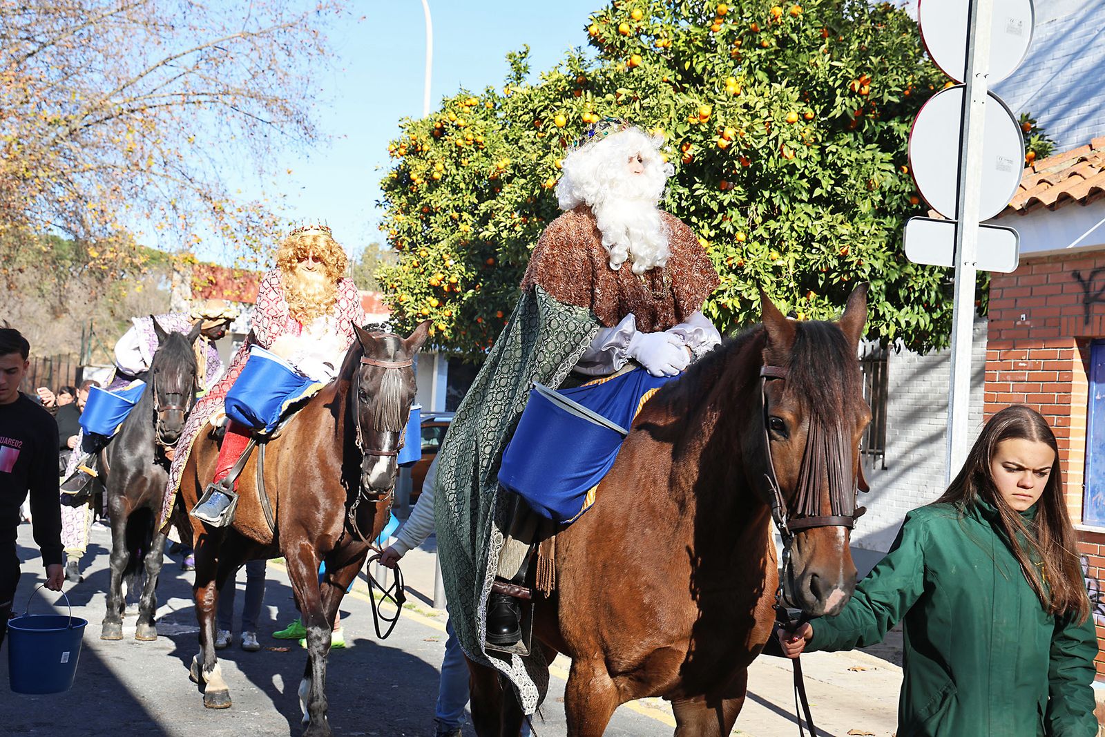 Día de regalos y Reyes Magos por los barrios de la ciudad