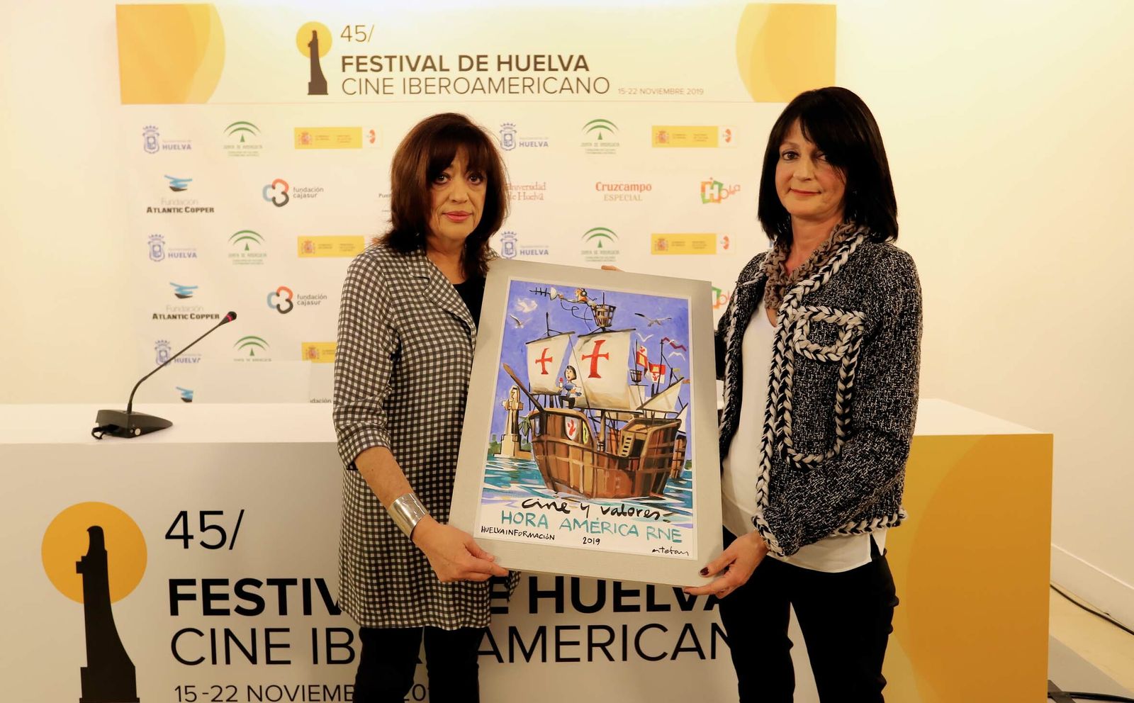 La directora de Huelva Información, Ana Vives, entrega el Premio Cine y Valores a Teresa Montoro.