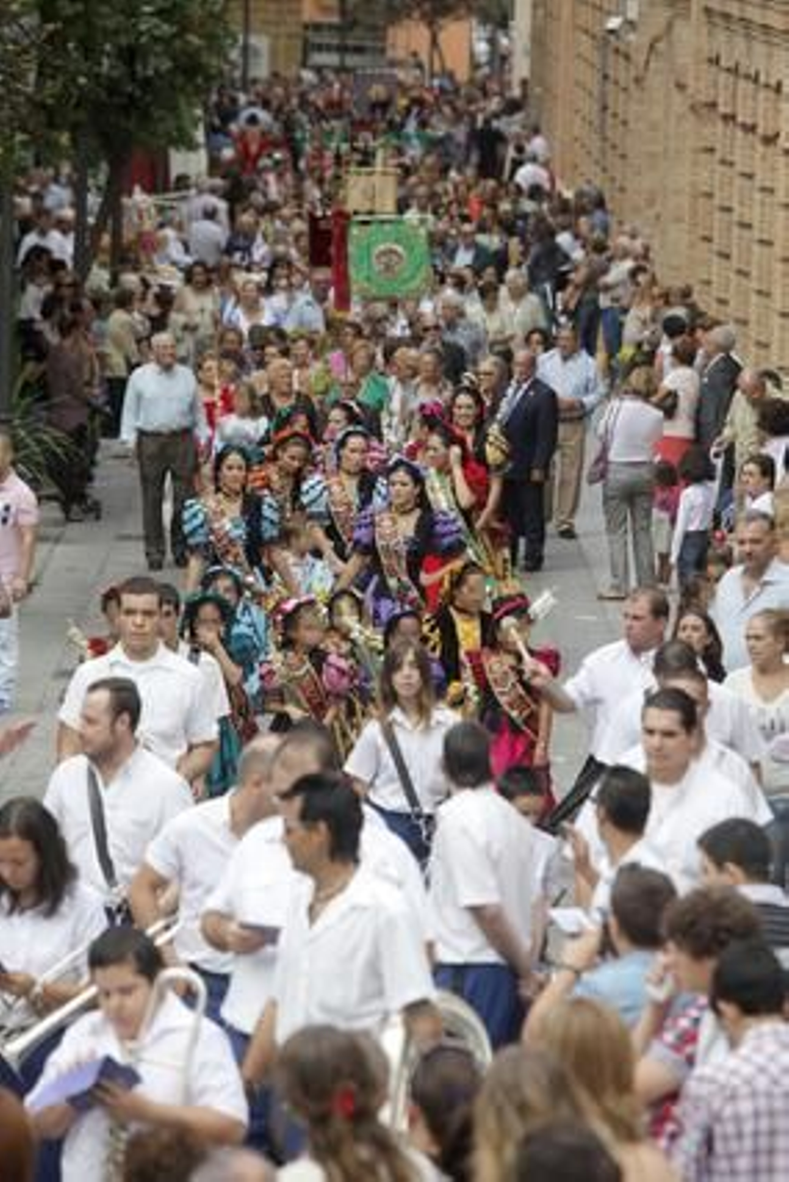 La iglesia de Santo Domingo acoge la tradicional ofrenda floral a la Virgen del Rosario con motivo del Día de la Patrona de Cádiz. 

Foto: Jesus Marin