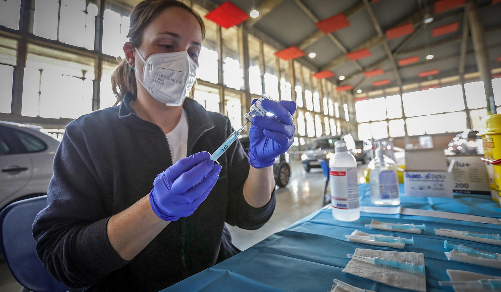 Una sanitaria trabajando en Ifeca durante la vacunación masiva, días atrás.