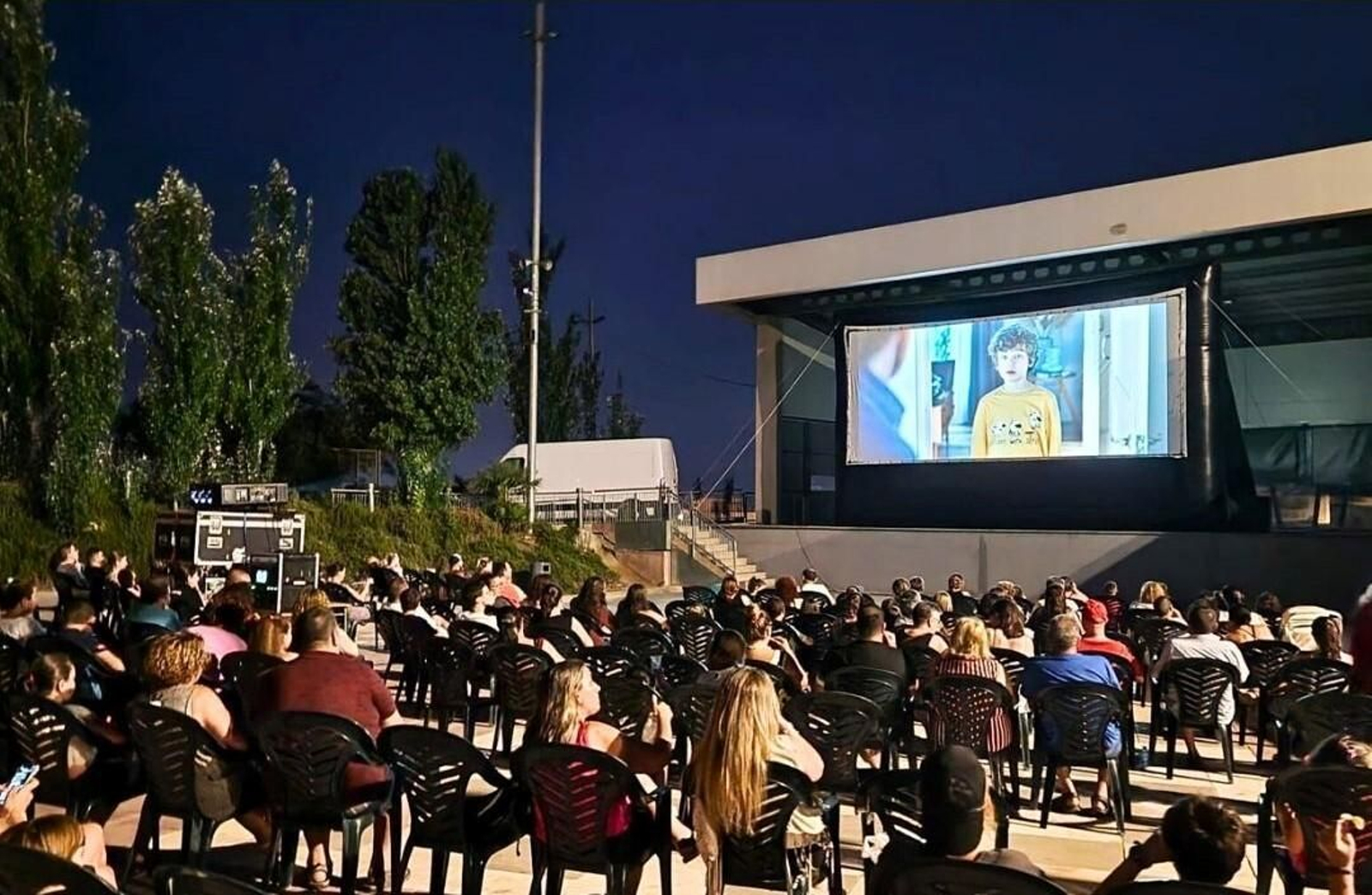 Mayores y pequeños disfrutan del cine gratis al aire libre